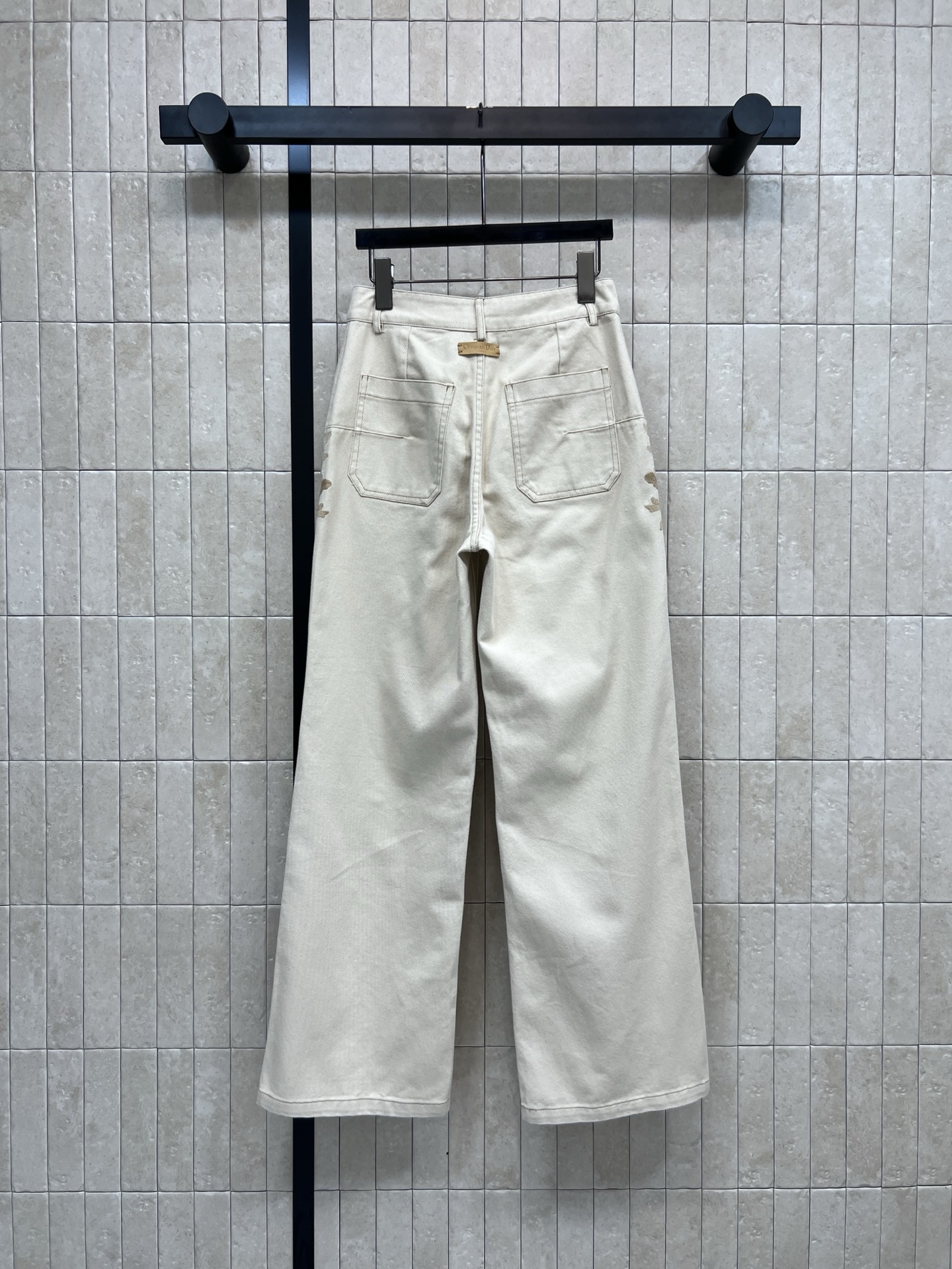 D家 26早春新款 花卉刺绣米白阔腿牛仔裤 采用高品质牛仔布 柔软又耐磨 花卉刺绣点缀口袋 细节满分 宽