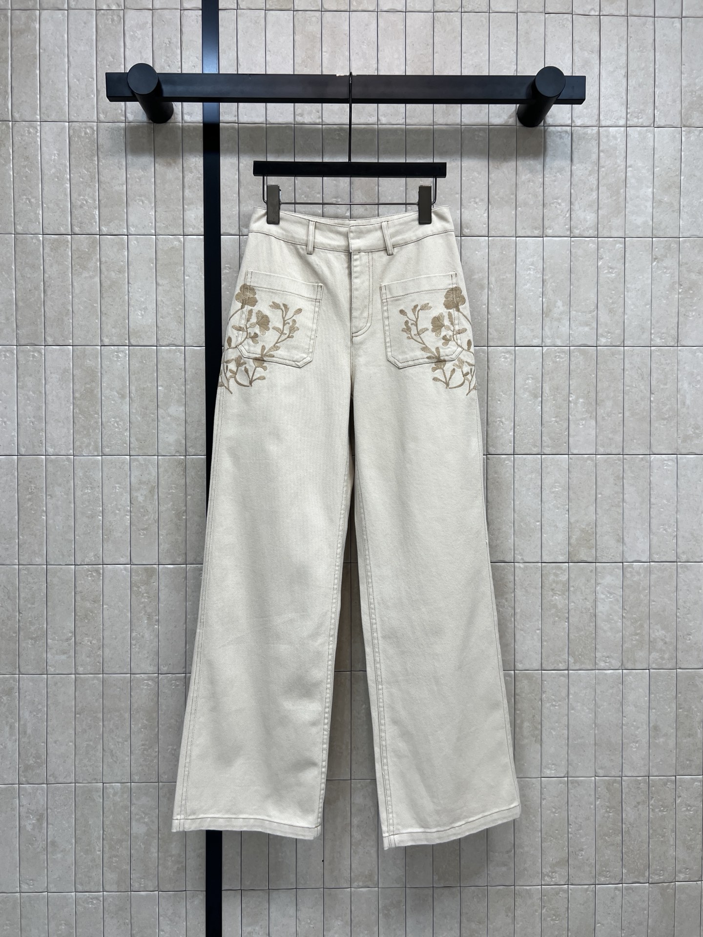 NO:657476,D's new 26 early spring style off-white wide-leg jeans with floral embroidery are made of high-quality denim. They are soft and wear-resistant. Floral embroidery embellishes the pockets. Full details. Loose wide-leg design + floor-length. It shows long legs and is super comfortable. Get a casual and lazy style!  The high-waisted cut modifies the waistline. Pair it with a jacket from the same series. It’s super colorful ~ American retro mixed with modern style. It can be easily worn in daily casual or street style!  Four sizes in one color Size/S-M-L- XL,,dior,jeans,jackets & coats,alexander wang19860909D家 26早春新款 花卉刺绣米白阔腿牛仔裤 采用高品质牛仔布 柔软又耐磨 花卉刺绣点缀口袋 细节满分 宽松阔腿设计+拖地长度 显腿长还超舒适 随性慵懒风get！高腰剪裁修饰腰线 搭配同系列外套超出彩~美式复古混搭现代感 日常休闲或街头风都能轻松驾驭！一色四码Size/S-M-L- XL,,dior,jeans,jackets & coats,alexander wang,Women's clothing