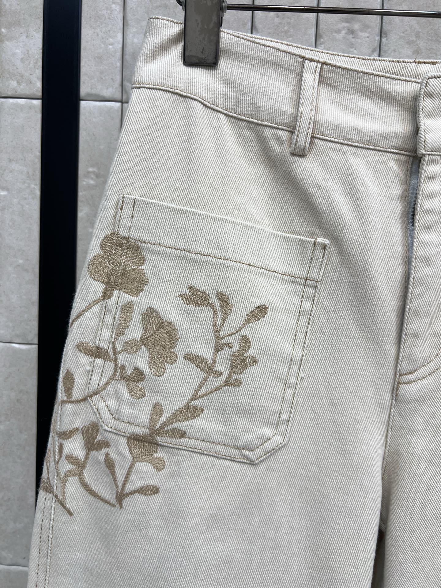 D家 26早春新款 花卉刺绣米白阔腿牛仔裤 采用高品质牛仔布 柔软又耐磨 花卉刺绣点缀口袋 细节满分 宽