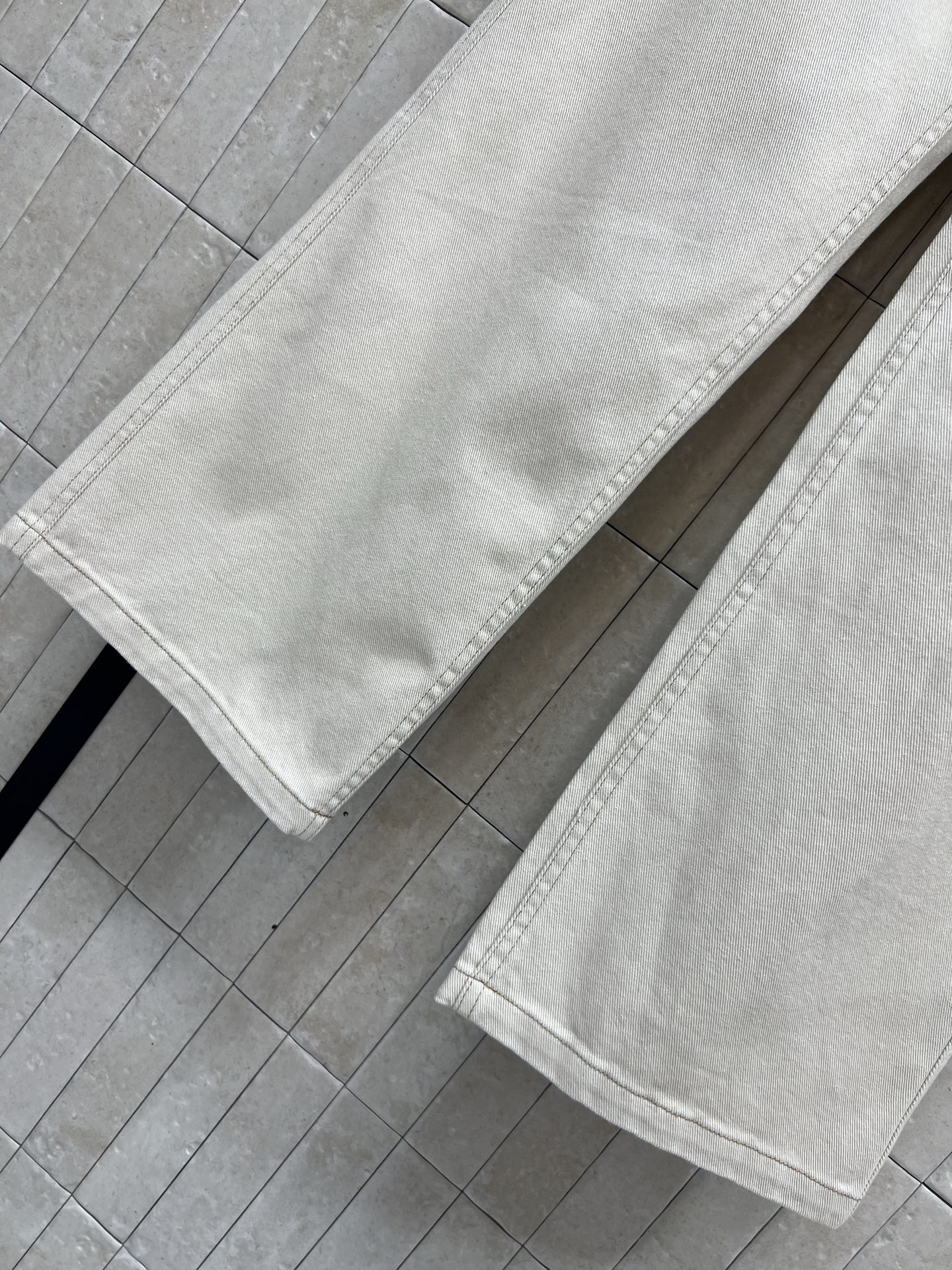 D家 26早春新款 花卉刺绣米白阔腿牛仔裤 采用高品质牛仔布 柔软又耐磨 花卉刺绣点缀口袋 细节满分 宽