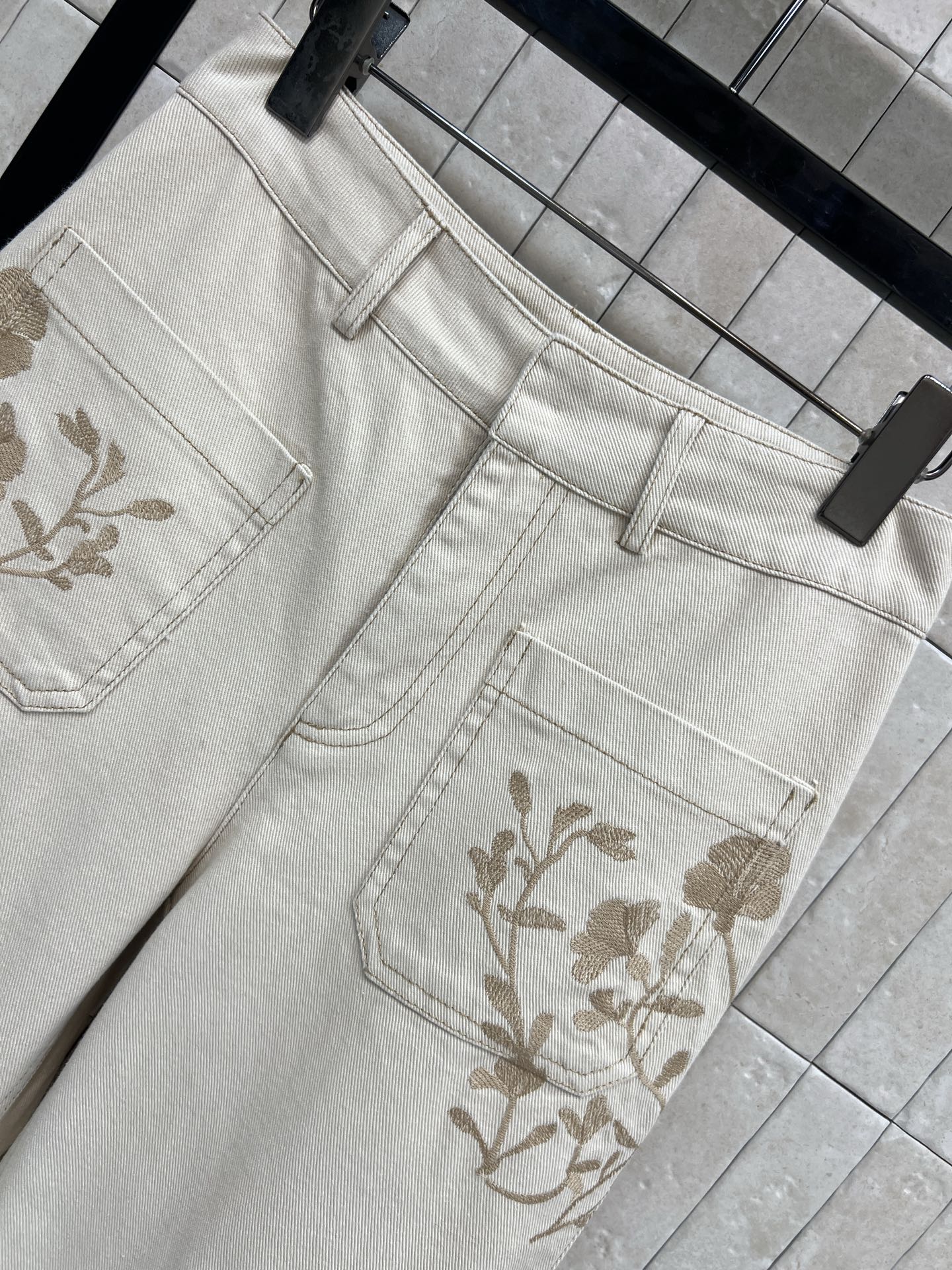 D家 26早春新款 花卉刺绣米白阔腿牛仔裤 采用高品质牛仔布 柔软又耐磨 花卉刺绣点缀口袋 细节满分 宽