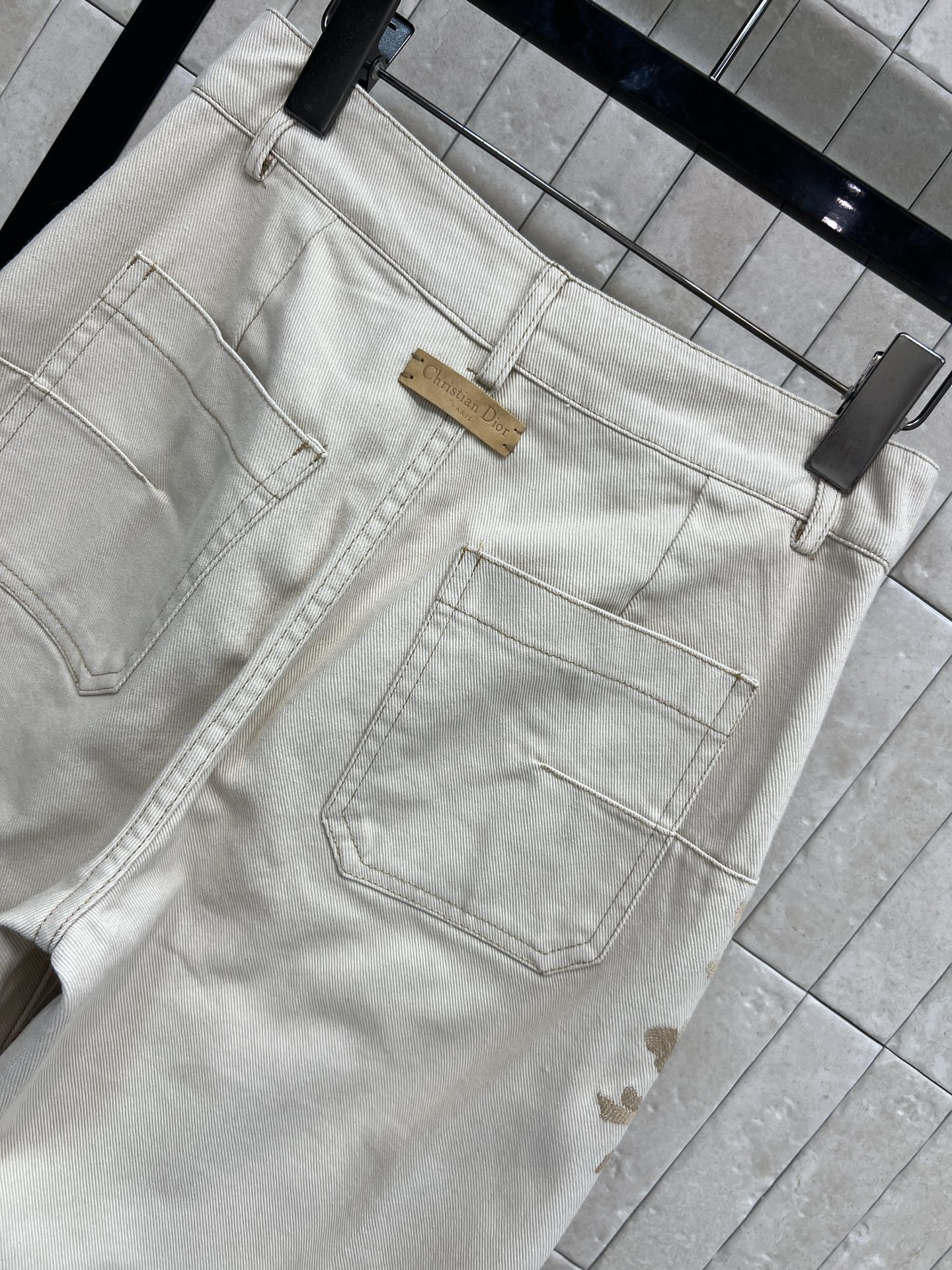 D家 26早春新款 花卉刺绣米白阔腿牛仔裤 采用高品质牛仔布 柔软又耐磨 花卉刺绣点缀口袋 细节满分 宽