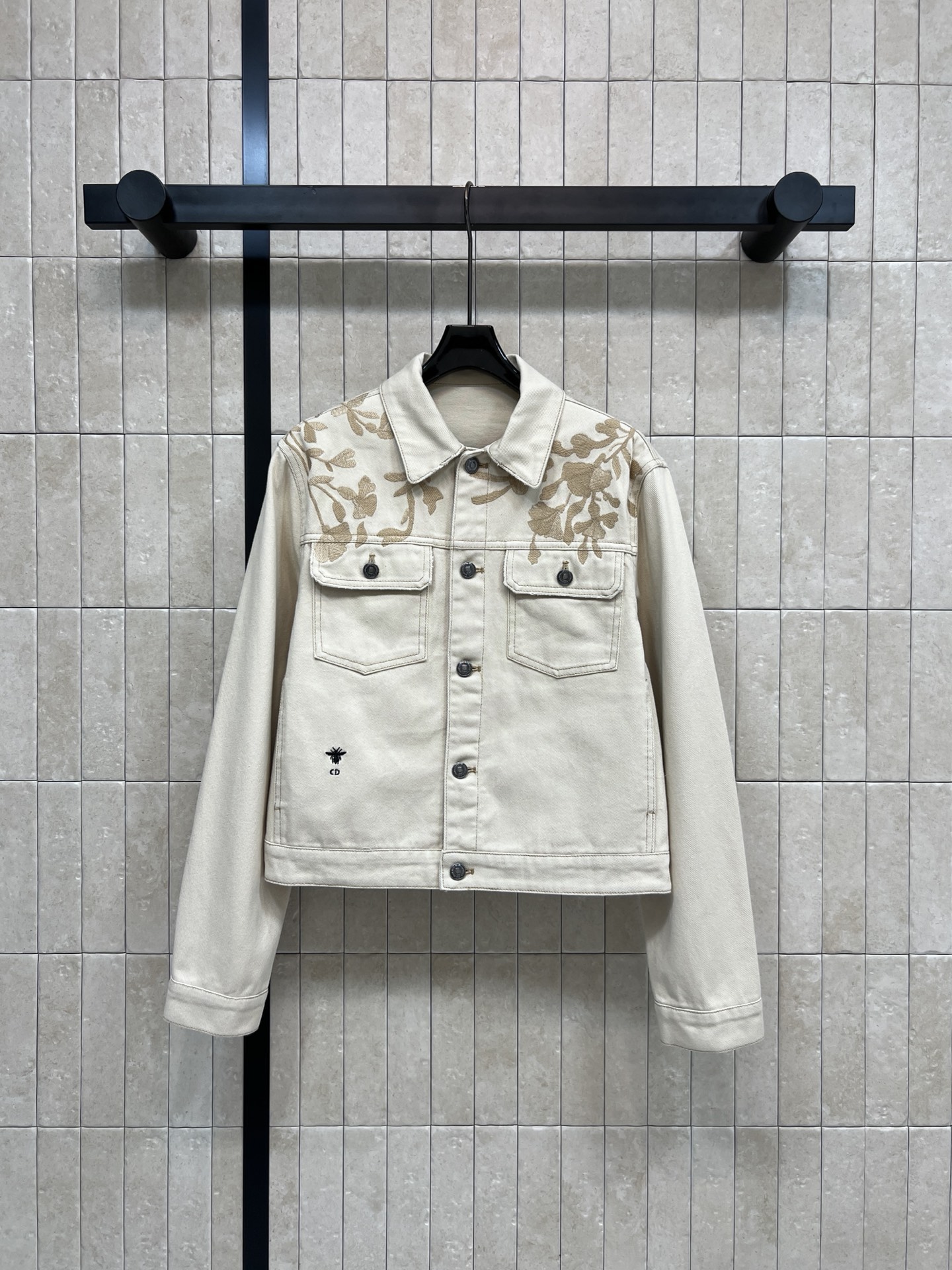 NO:657439,Djia 26 early spring new style floral embroidered denim jacket with short cut that shows off your body proportions!  The beige three-dimensional floral embroidery on the shoulders and chest is exquisite and layered. The branded bee embroidery is embellished on the lower left. The details are perfect. Whether it is paired with a dress or high-waisted pants, you can easily create a sweet and fashionable college style look~ Four sizes in one color Size/S-M-L- XL, dior, skirts, jackets & coats, alexander wang19860909D家 26早春新款 花卉刺绣牛仔外套短款剪裁超显身材比例！肩部和胸前的米色立体花卉刺绣 精致又有层次感产 左下方点缀品牌小蜜蜂刺绣 细节满分 无论搭连衣裙还是高腰裤 都能轻松打造甜美时髦的学院风look~一色四码Size/S-M-L- XL,,dior,skirts,jackets & coats,alexander wang,Women's clothing