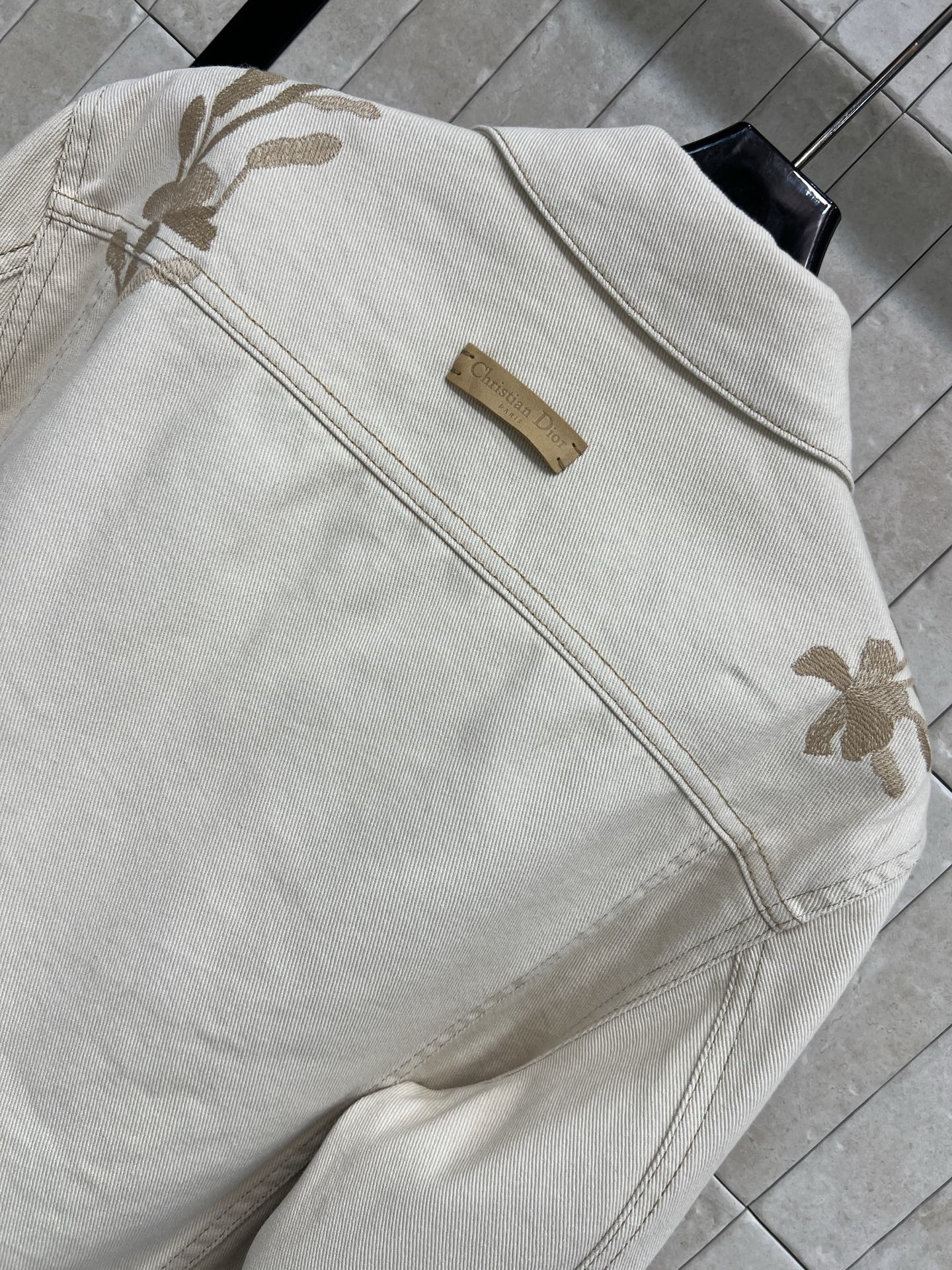 D家 26早春新款 花卉刺绣牛仔外套短款剪裁超显身材比例！肩部和胸前的米色立体花卉刺绣 精致又有层次感产