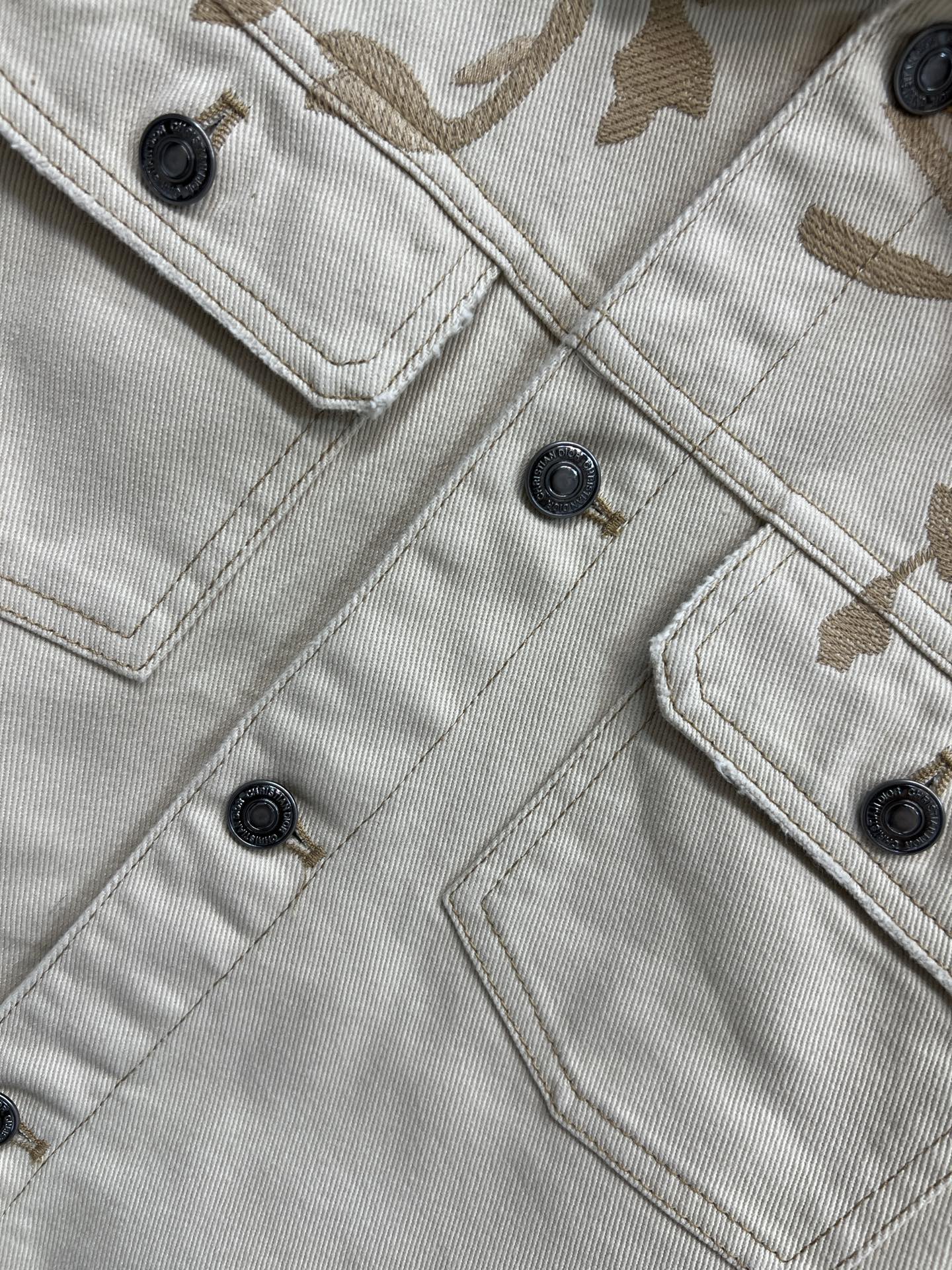 D家 26早春新款 花卉刺绣牛仔外套短款剪裁超显身材比例！肩部和胸前的米色立体花卉刺绣 精致又有层次感产