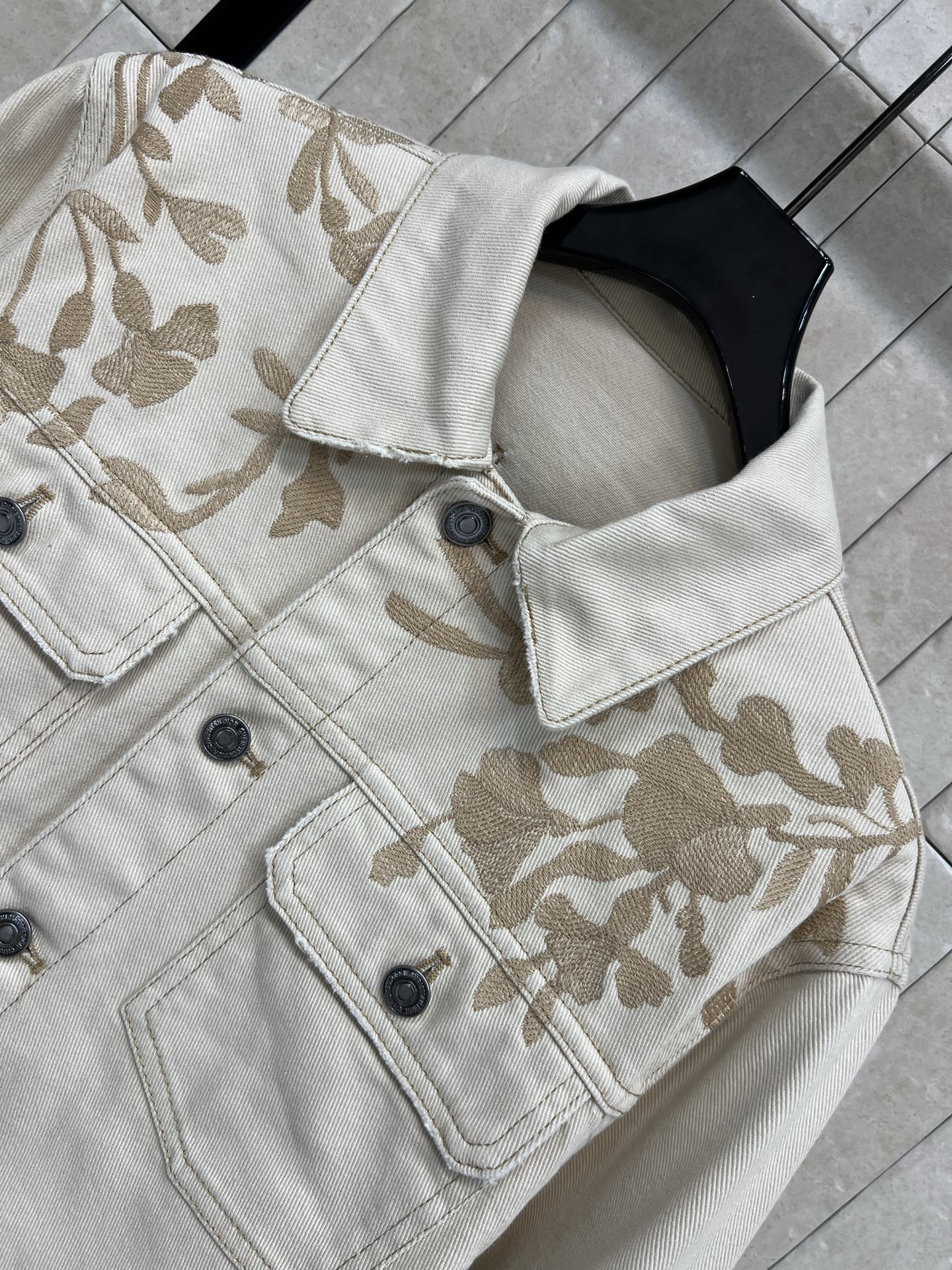 D家 26早春新款 花卉刺绣牛仔外套短款剪裁超显身材比例！肩部和胸前的米色立体花卉刺绣 精致又有层次感产