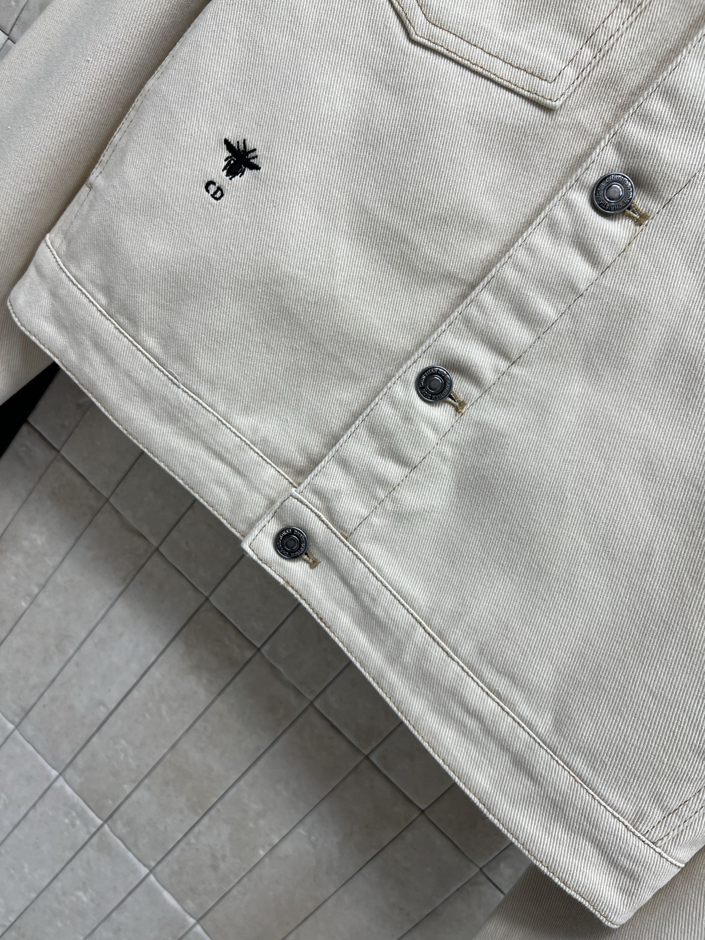 D家 26早春新款 花卉刺绣牛仔外套短款剪裁超显身材比例！肩部和胸前的米色立体花卉刺绣 精致又有层次感产