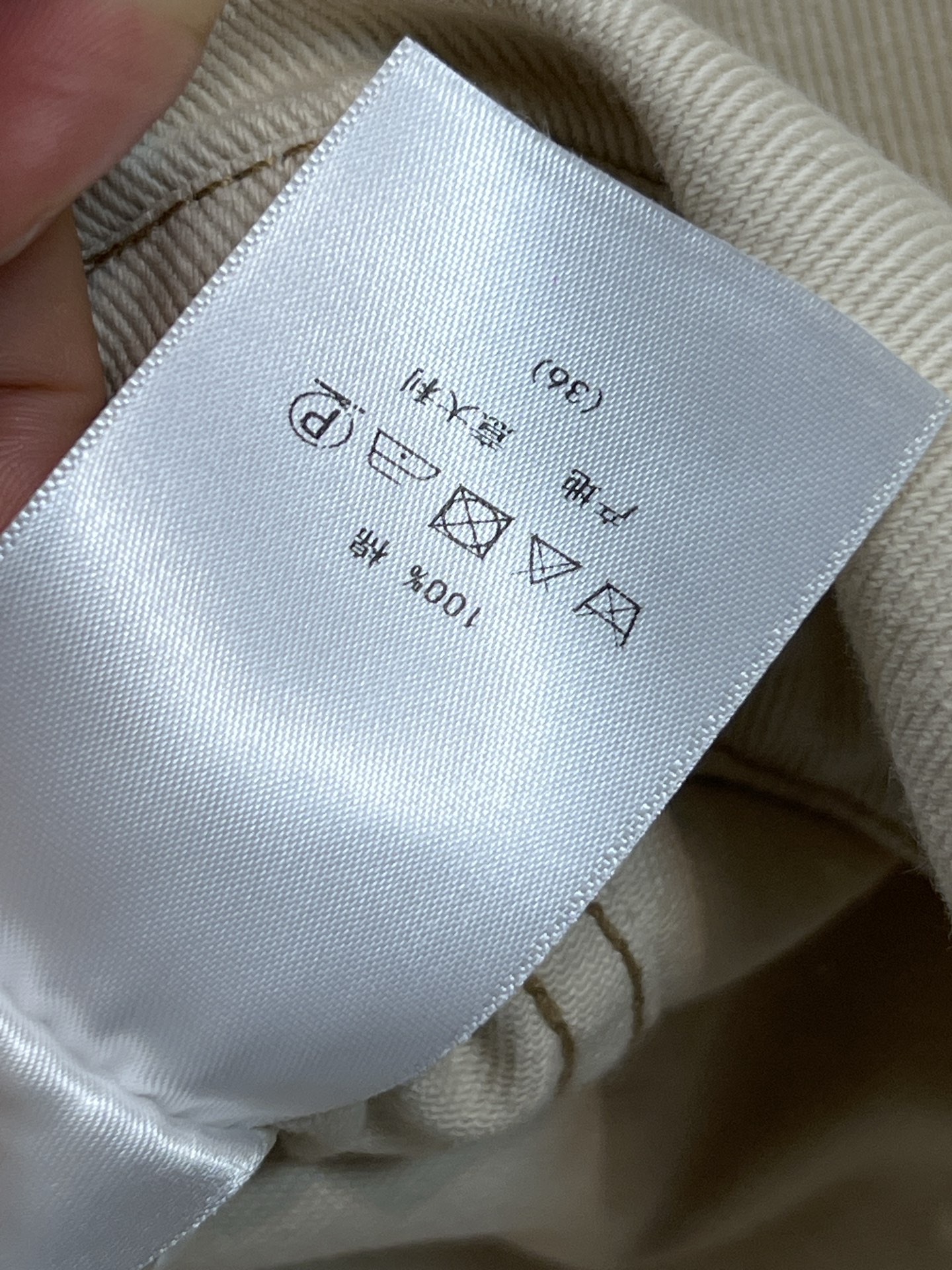 D家 26早春新款 花卉刺绣牛仔外套短款剪裁超显身材比例！肩部和胸前的米色立体花卉刺绣 精致又有层次感产