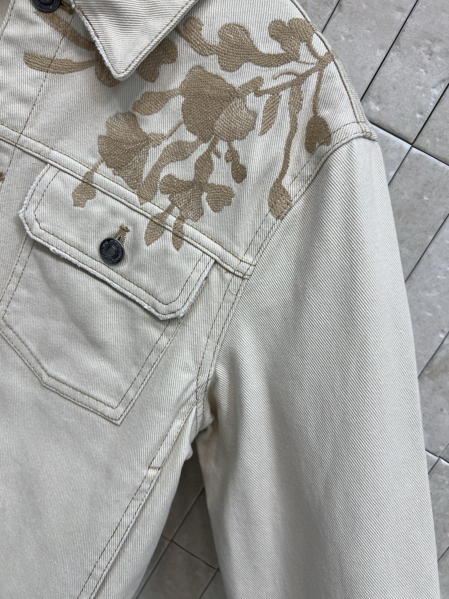 D家 26早春新款 花卉刺绣牛仔外套短款剪裁超显身材比例！肩部和胸前的米色立体花卉刺绣 精致又有层次感产