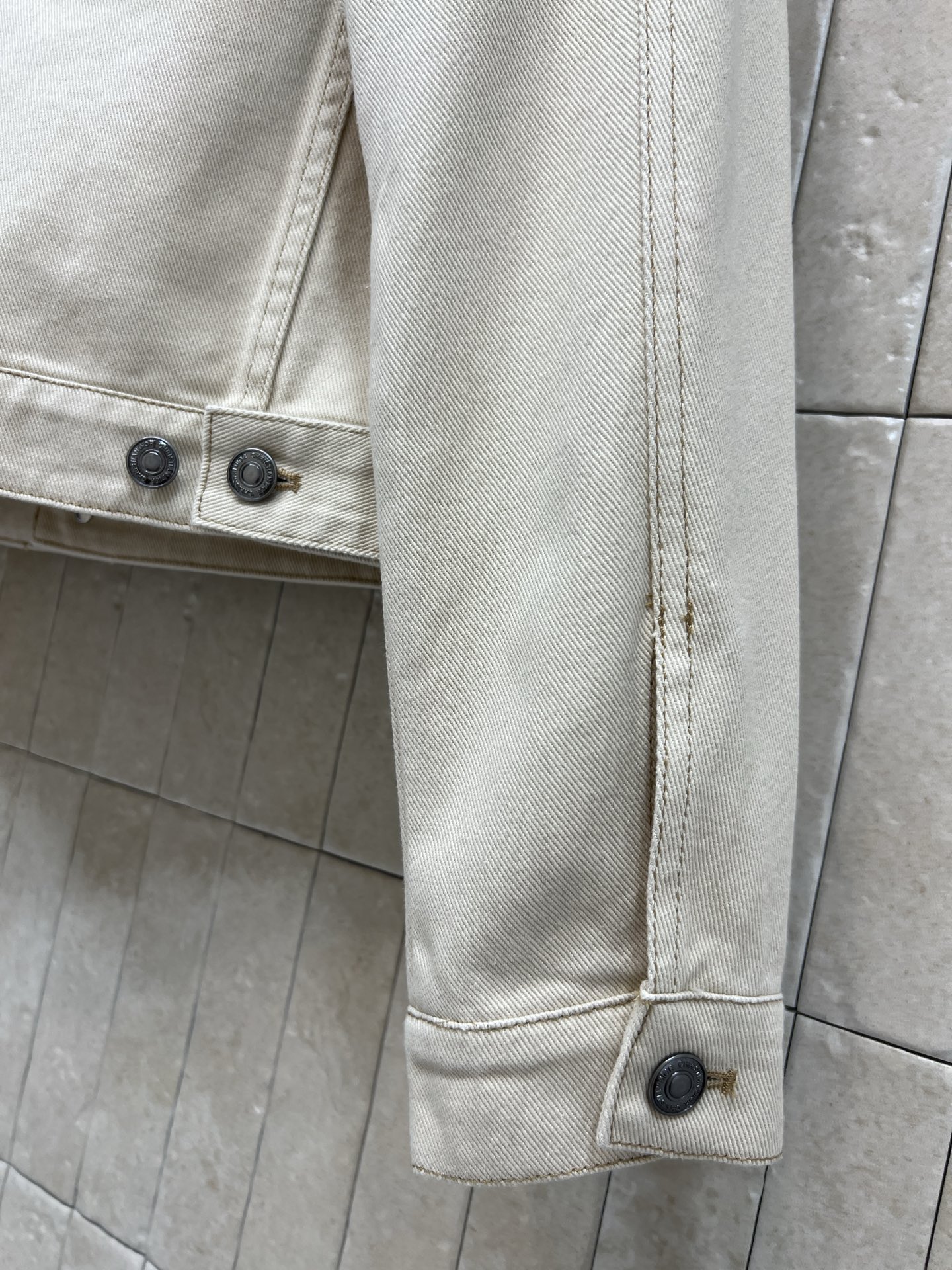 D家 26早春新款 花卉刺绣牛仔外套短款剪裁超显身材比例！肩部和胸前的米色立体花卉刺绣 精致又有层次感产