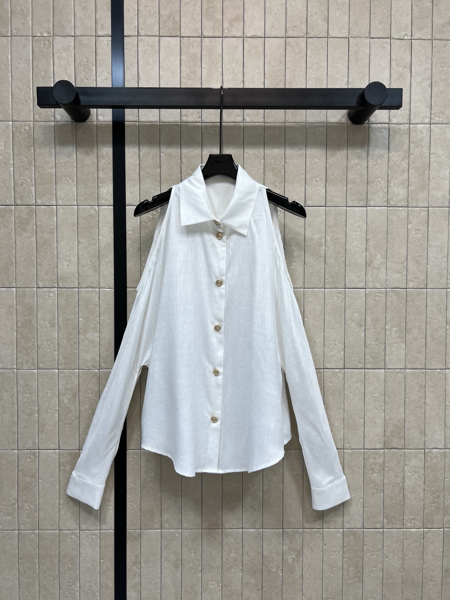 NO:658326,Xiaoxiangjia 26 early spring new style lapel off-shoulder long-sleeved white shirt, perfect for spring and autumn!  Slightly loose fit + metal buttons, full of details, lapel and off-the-shoulder design, can be easily worn with jeans or wide-leg pants for commuting and leisure, casual and elegant~ Three sizes in one color Size/S-M-L,,chanel,jeans,shirts,alexander wang19860909小香家 26早春新款 翻领露肩长袖白色衬衫 春秋季节穿着超合适！微宽松版型+金属纽扣 细节满分子 翻领露肩设计通勤休闲都能轻松驾驭搭配牛仔裤或阔腿裤 随性又有气质～ 一色三码 Size/S-M-L,,chanel,jeans,shirts,alexander wang,Women's clothing
