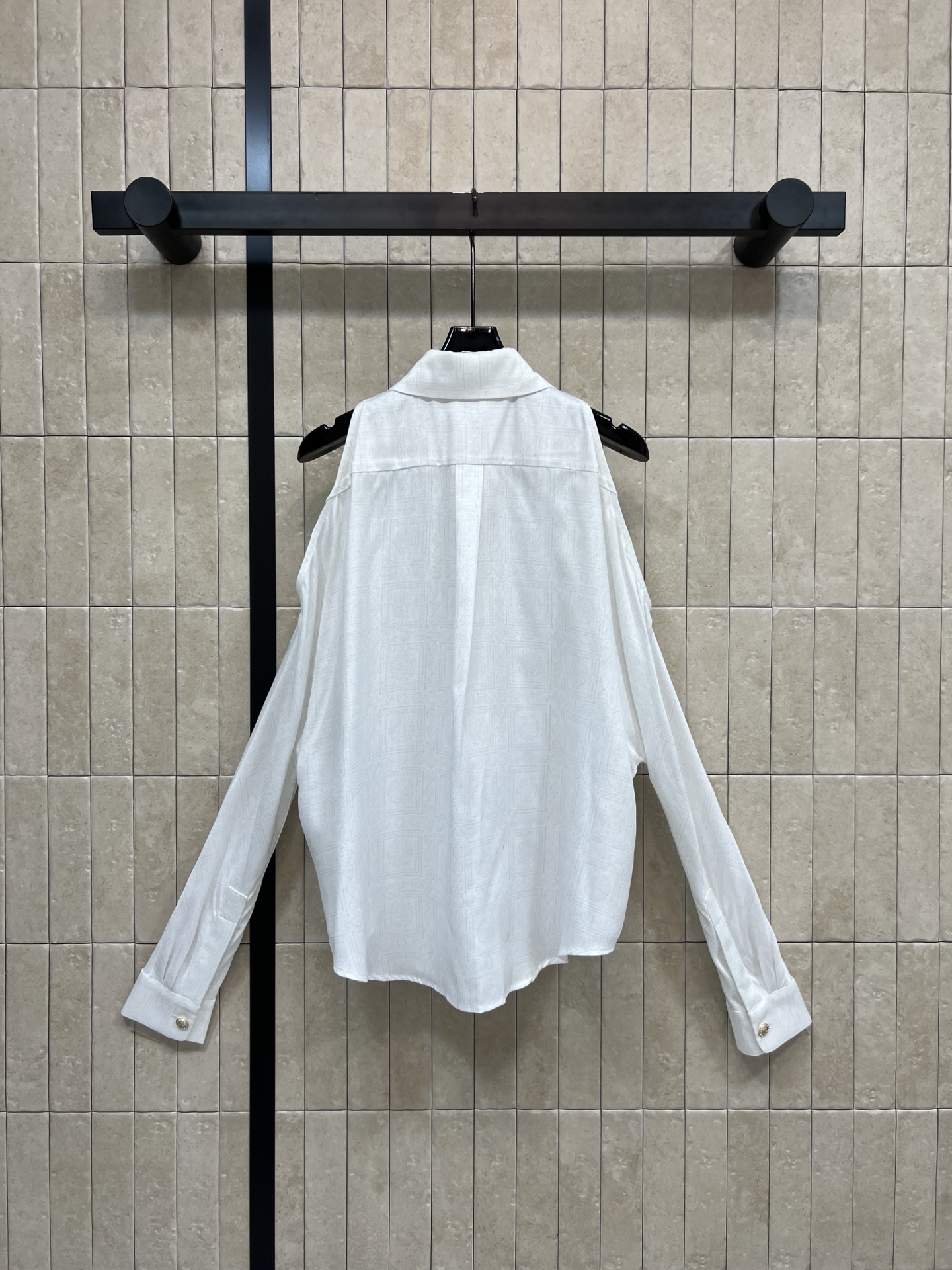 小香家 26早春新款 翻领露肩长袖白色衬衫 春秋季节穿着超合适！微宽松版型+金属纽扣 细节满分子 翻领露