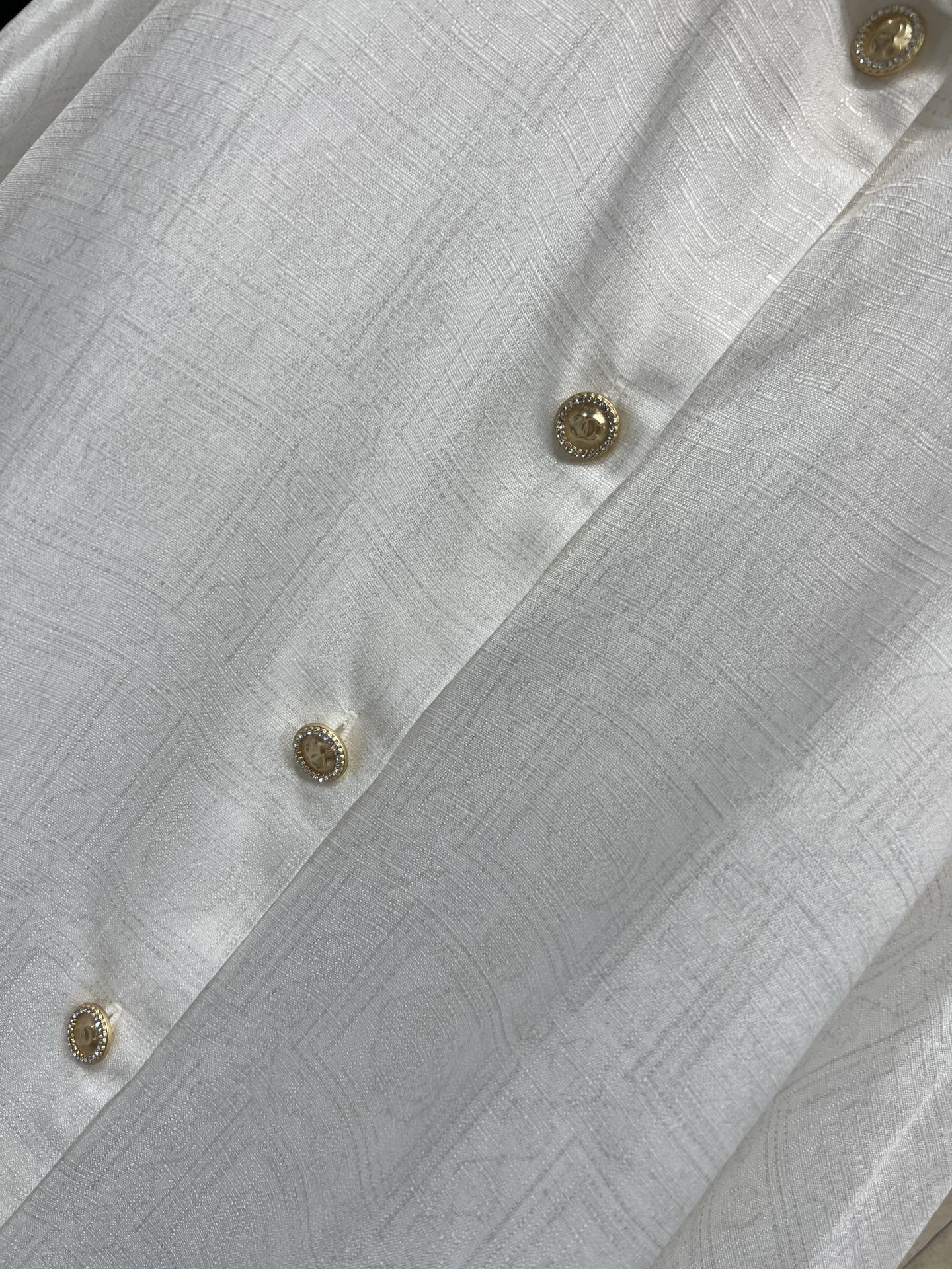 小香家 26早春新款 翻领露肩长袖白色衬衫 春秋季节穿着超合适！微宽松版型+金属纽扣 细节满分子 翻领露