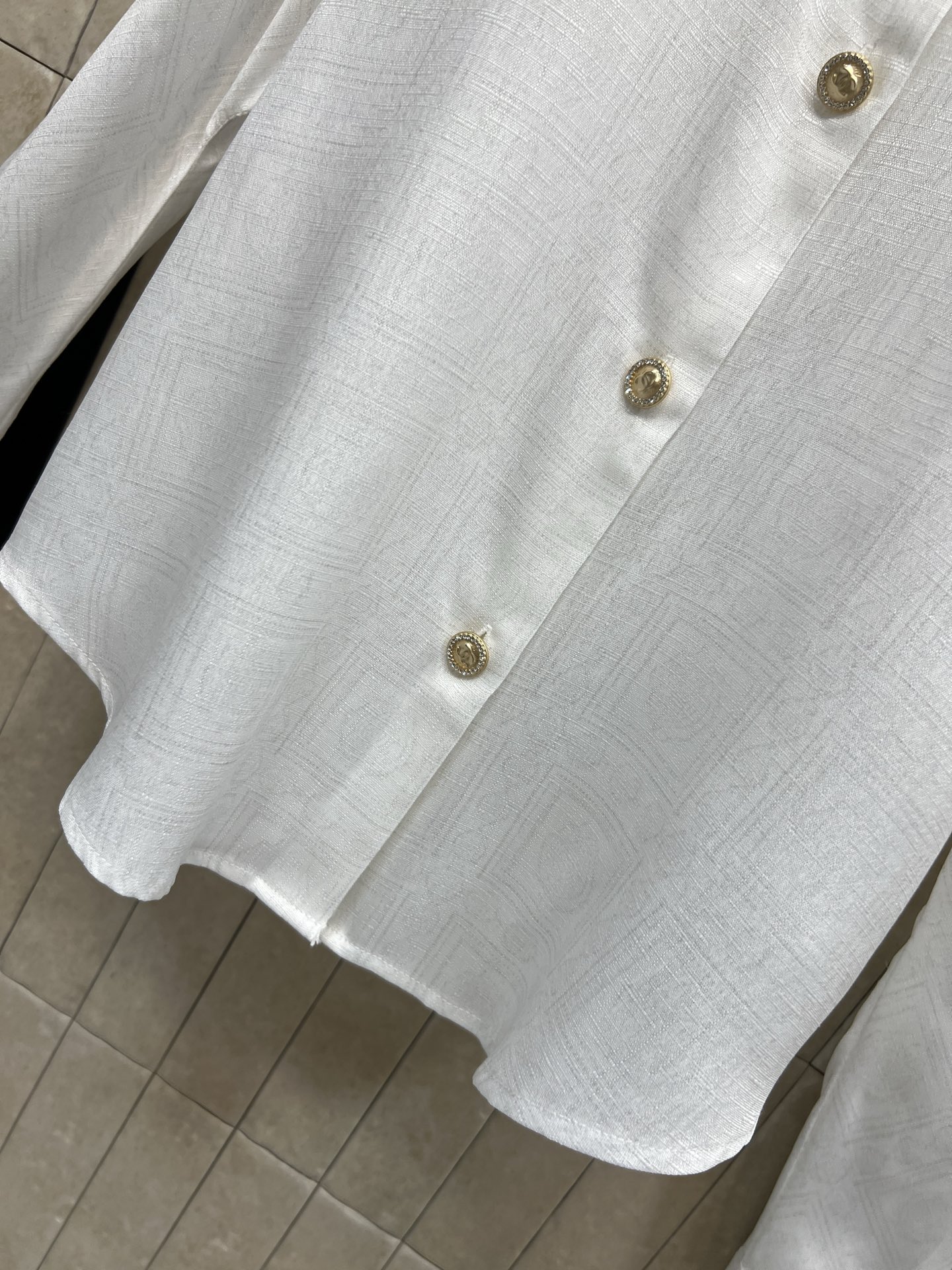 小香家 26早春新款 翻领露肩长袖白色衬衫 春秋季节穿着超合适！微宽松版型+金属纽扣 细节满分子 翻领露