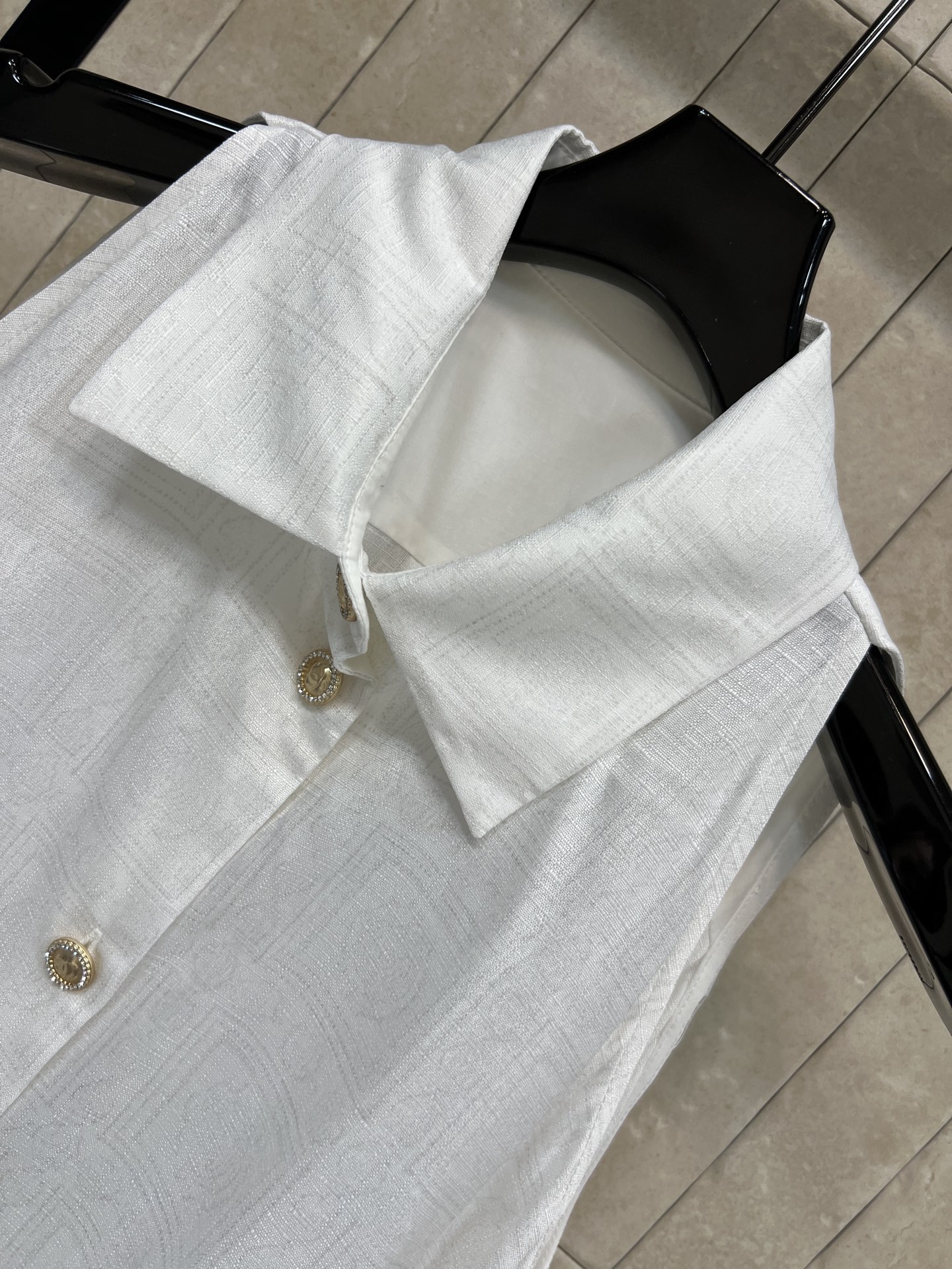 小香家 26早春新款 翻领露肩长袖白色衬衫 春秋季节穿着超合适！微宽松版型+金属纽扣 细节满分子 翻领露