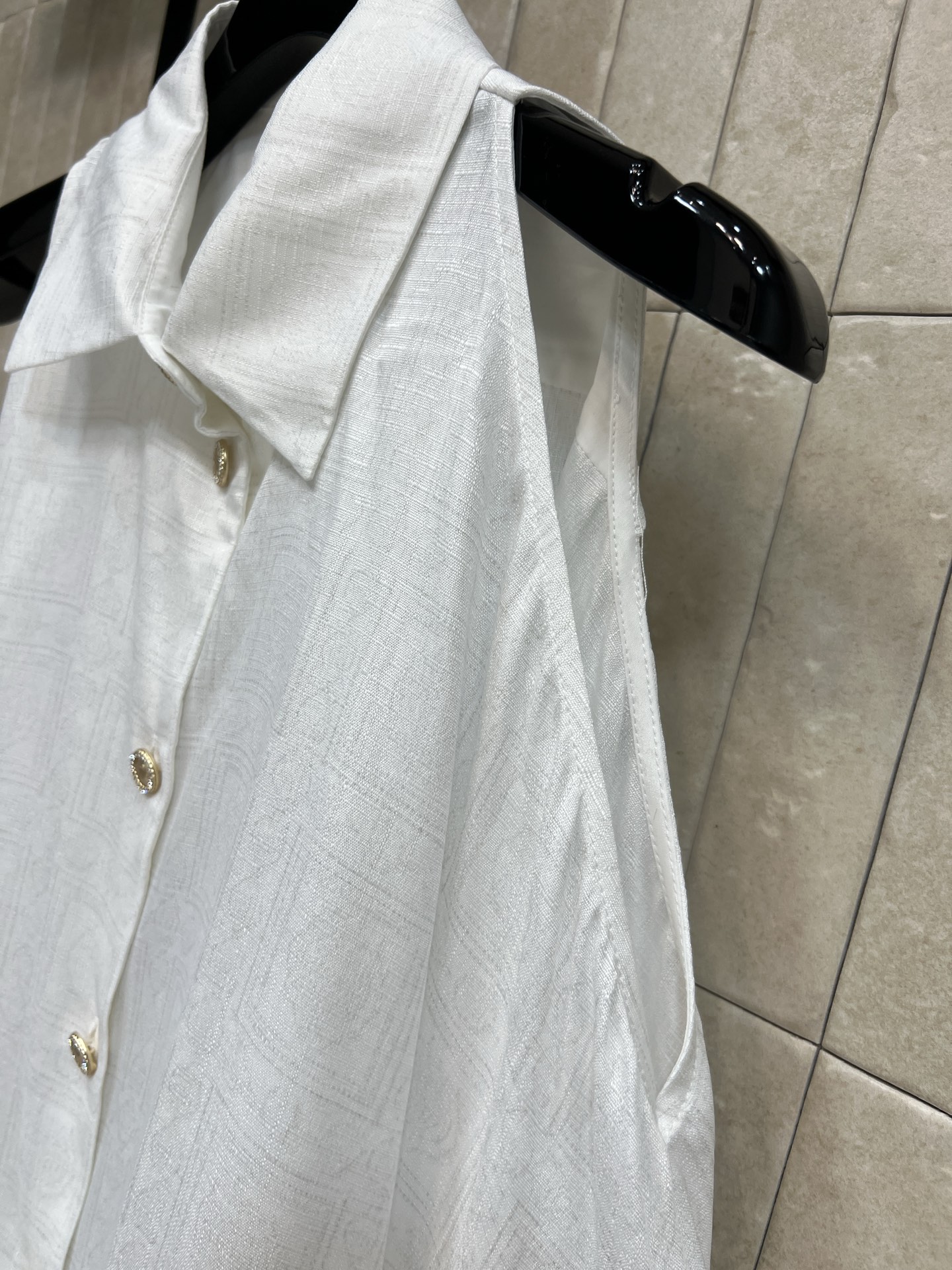 小香家 26早春新款 翻领露肩长袖白色衬衫 春秋季节穿着超合适！微宽松版型+金属纽扣 细节满分子 翻领露