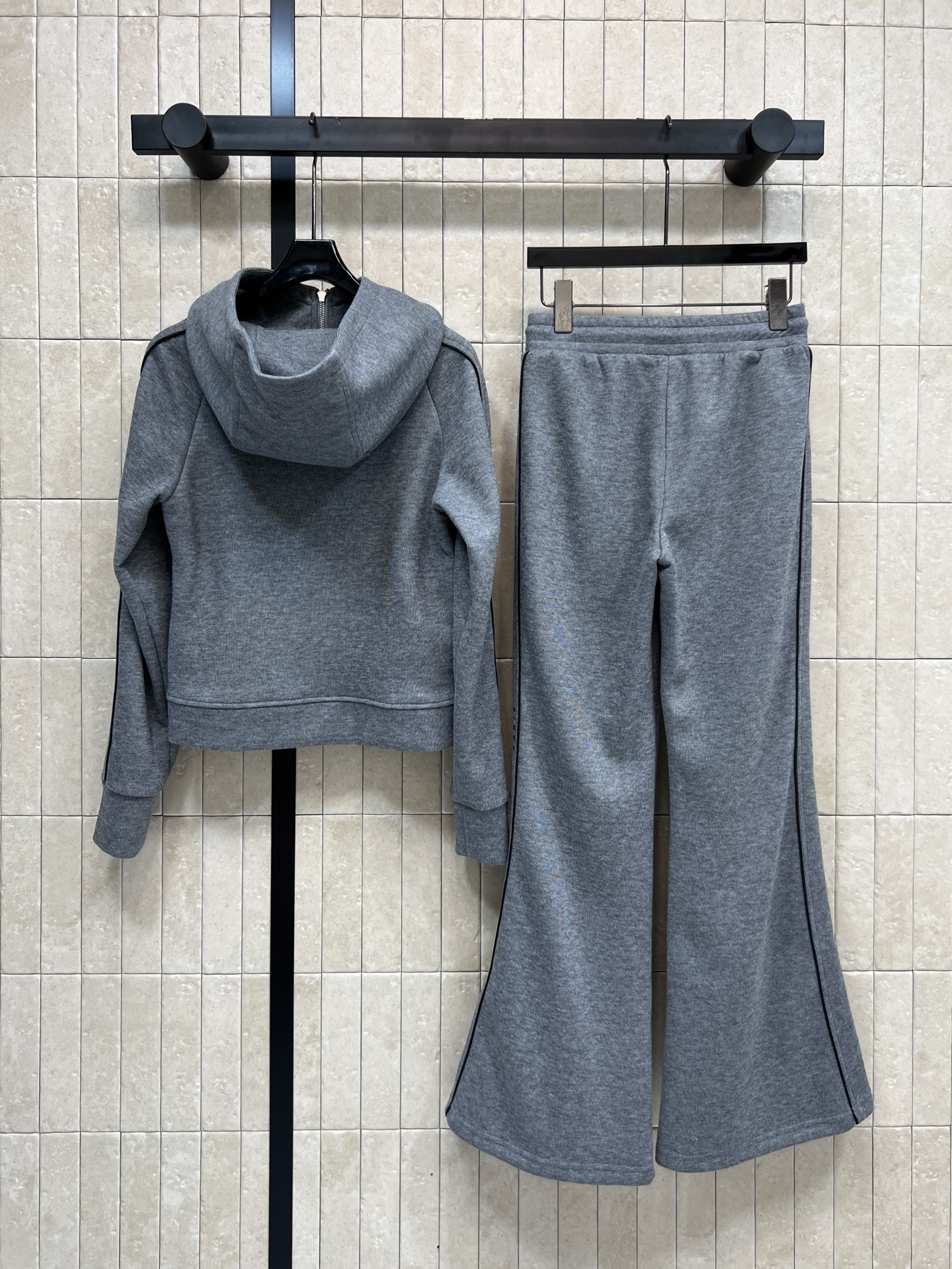 D家 25秋冬新款 字母织带运动休闲套装 一套休闲又时尚的运动套装 连帽拉链夹克+高腰双侧织带直筒裤 一