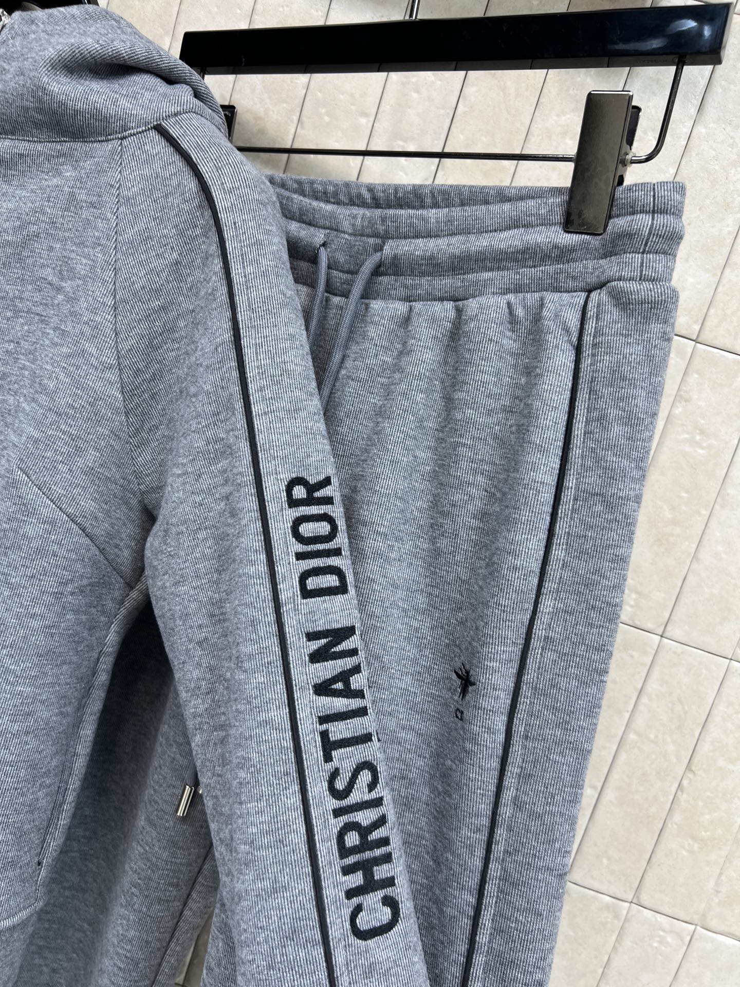 D家 25秋冬新款 字母织带运动休闲套装 一套休闲又时尚的运动套装 连帽拉链夹克+高腰双侧织带直筒裤 一