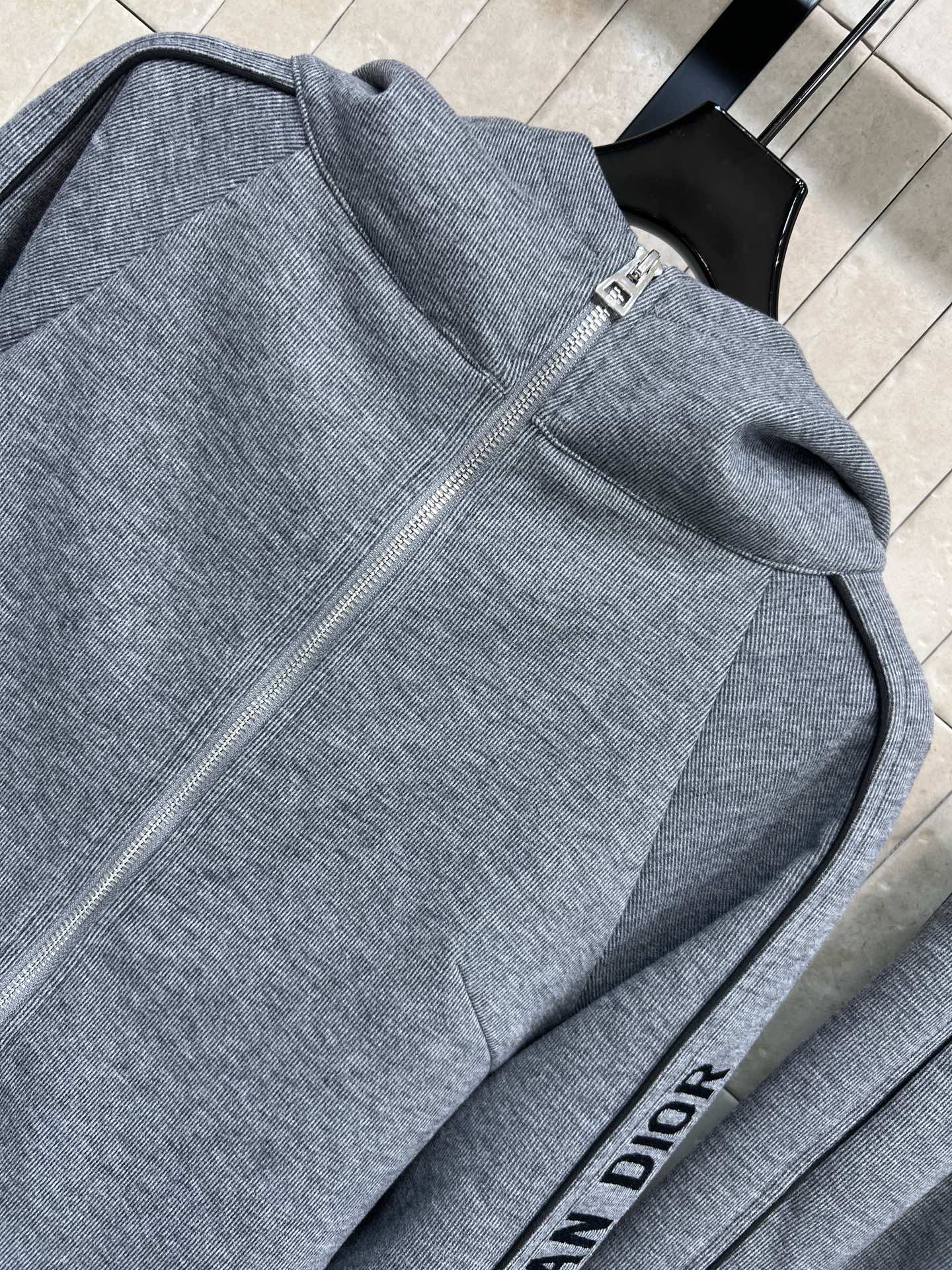 D家 25秋冬新款 字母织带运动休闲套装 一套休闲又时尚的运动套装 连帽拉链夹克+高腰双侧织带直筒裤 一