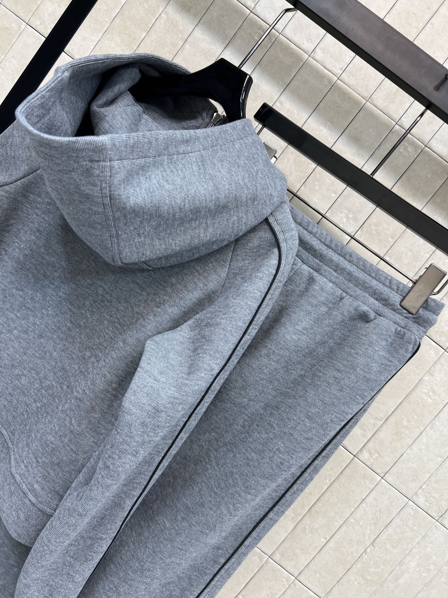 D家 25秋冬新款 字母织带运动休闲套装 一套休闲又时尚的运动套装 连帽拉链夹克+高腰双侧织带直筒裤 一