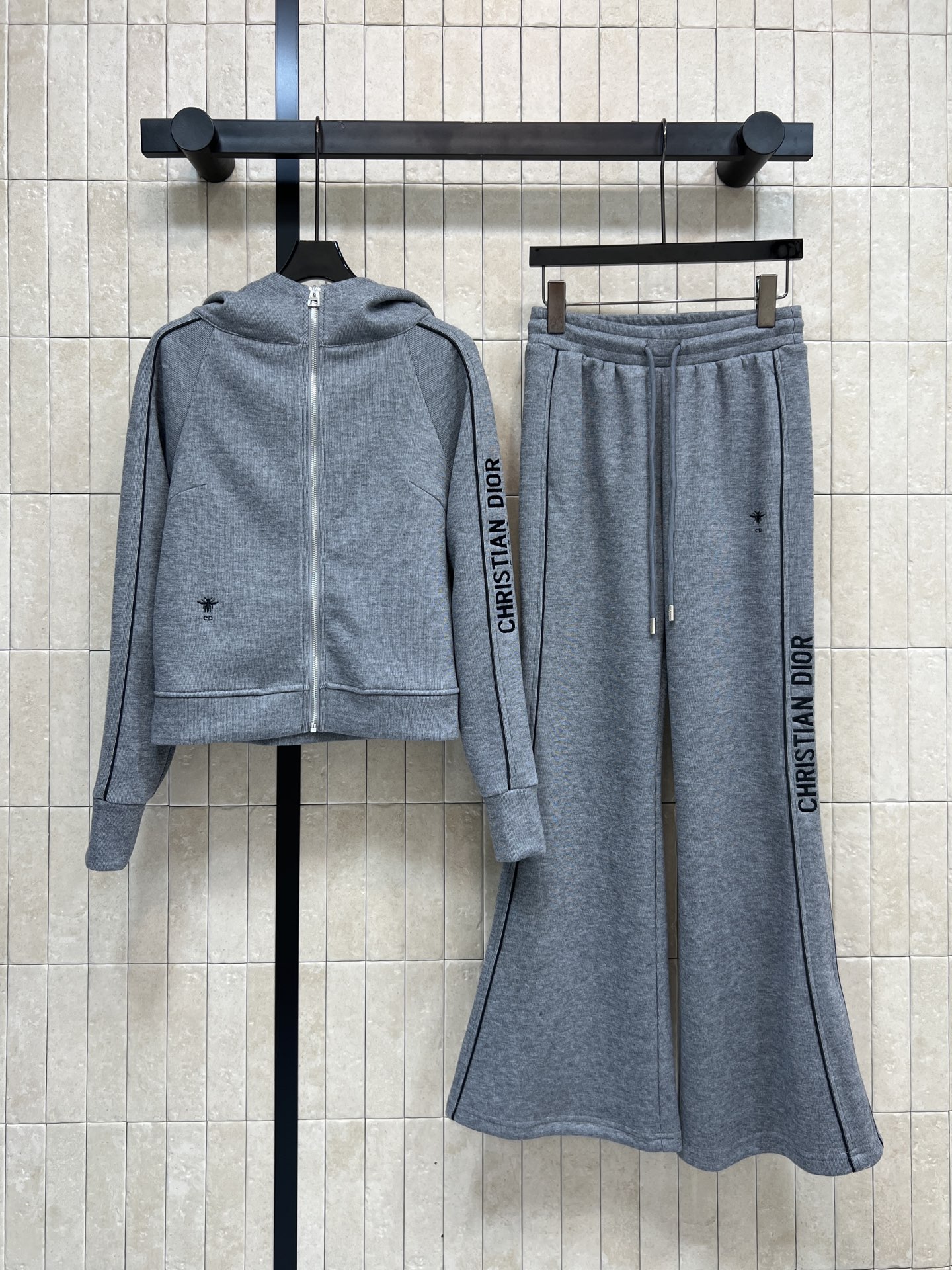 NO:658303,D's 25 new autumn and winter style letter web sports and leisure suit. A casual and fashionable sports suit. Hooded zipper jacket + high-waisted double-sided webbing straight pants. The upper body is stretched to reduce age. The upper body is very proportional. Versatile at home or out. Easily create a trendy look. Sold in one set. Two colors and three sizes. Size/S-M-L,, dior, jackets & coats, hats, alexander wang19860909D家 25秋冬新款 字母织带运动休闲套装 一套休闲又时尚的运动套装 连帽拉链夹克+高腰双侧织带直筒裤 一套上身减龄感拉满 上身非常显身高比例 居家或外出都很百搭 轻松打造潮流look 一套出售 两色三码 Size/S-M-L,,dior,jackets & coats,hats,alexander wang,Women's clothing