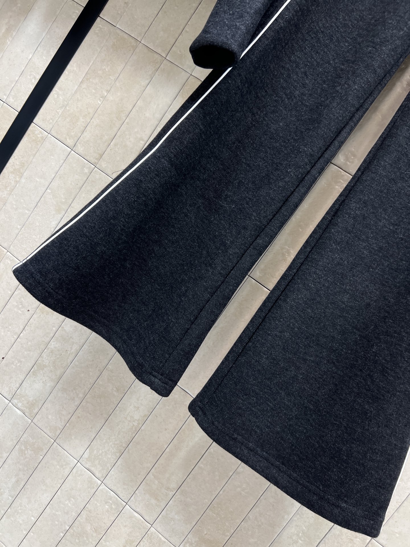 D家 25秋冬新款 字母织带运动休闲套装 一套休闲又时尚的运动套装 连帽拉链夹克+高腰双侧织带直筒裤 一