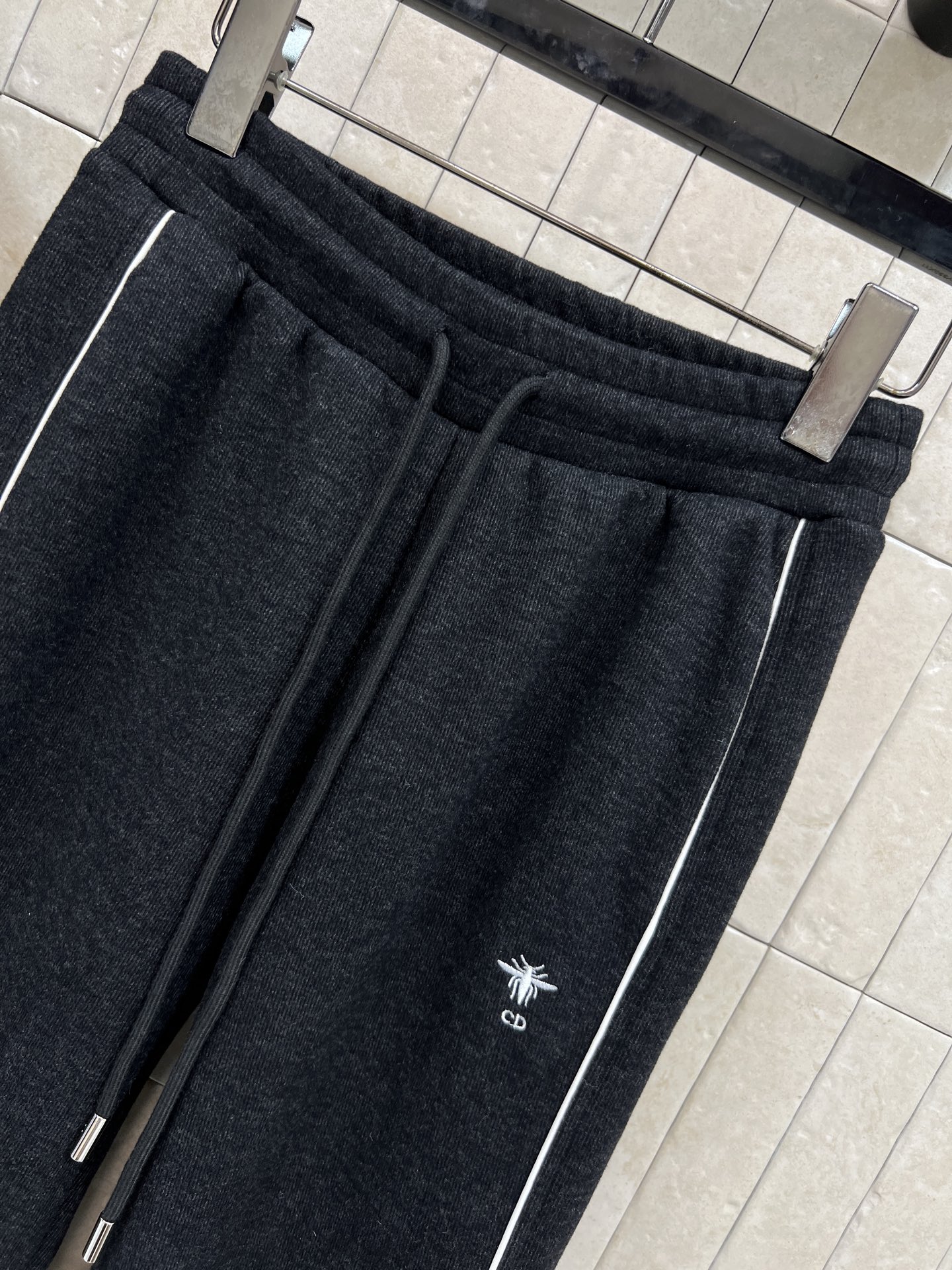 D家 25秋冬新款 字母织带运动休闲套装 一套休闲又时尚的运动套装 连帽拉链夹克+高腰双侧织带直筒裤 一