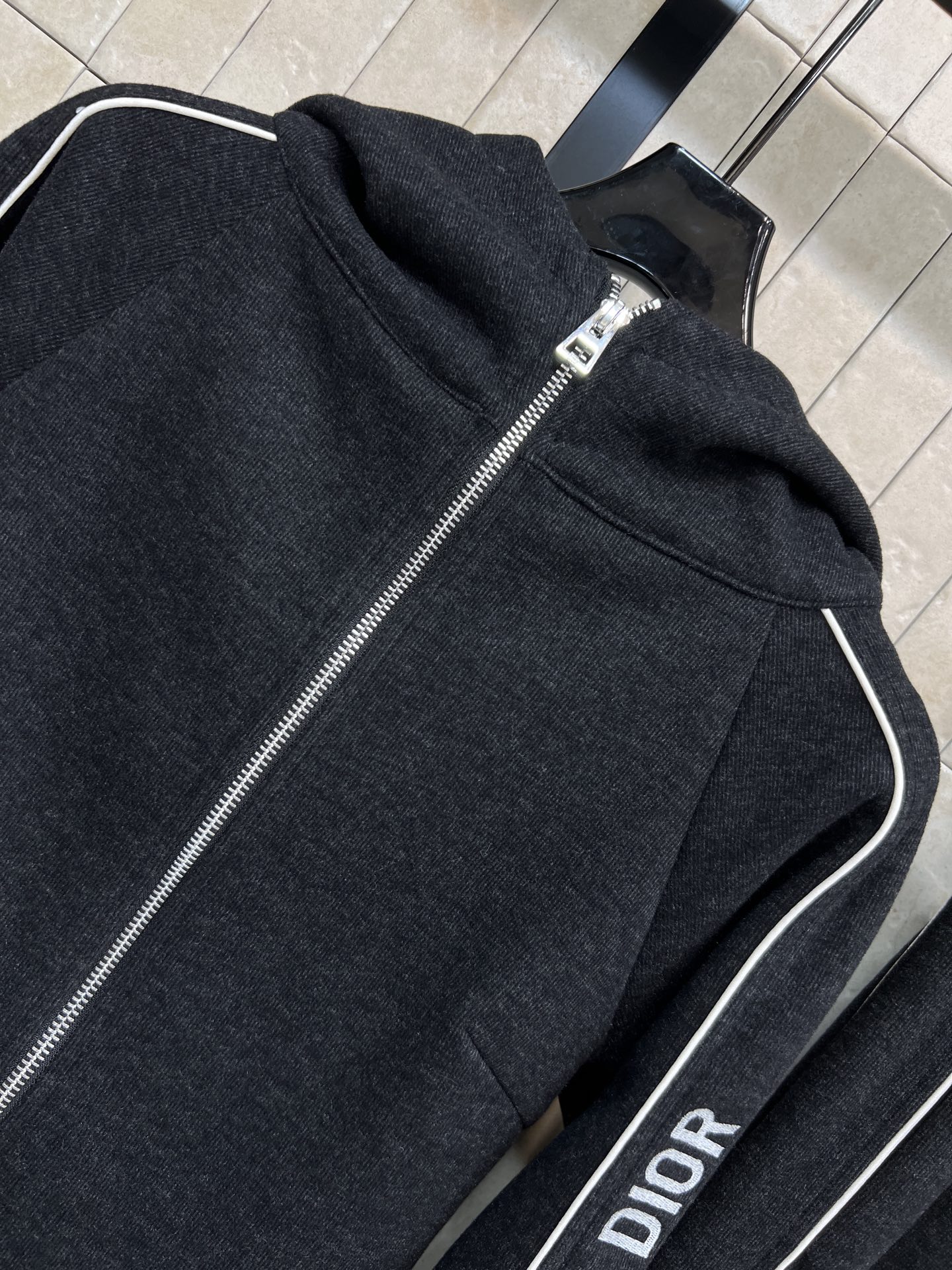 D家 25秋冬新款 字母织带运动休闲套装 一套休闲又时尚的运动套装 连帽拉链夹克+高腰双侧织带直筒裤 一