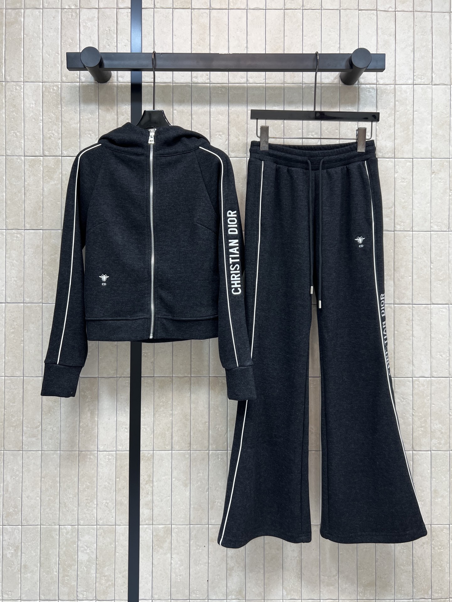 NO:658309,D's 25 new autumn and winter style letter web sports and leisure suit. A casual and fashionable sports suit. Hooded zipper jacket + high-waisted double-sided webbing straight pants. The upper body is stretched to reduce age. The upper body is very proportional. Versatile at home or out. Easily create a trendy look. Sold in one set. Two colors and three sizes. Size/S-M-L,, dior, jackets & coats, hats, alexander wang19860909D家 25秋冬新款 字母织带运动休闲套装 一套休闲又时尚的运动套装 连帽拉链夹克+高腰双侧织带直筒裤 一套上身减龄感拉满 上身非常显身高比例 居家或外出都很百搭 轻松打造潮流look 一套出售 两色三码 Size/S-M-L,,dior,jackets & coats,hats,alexander wang,Women's clothing