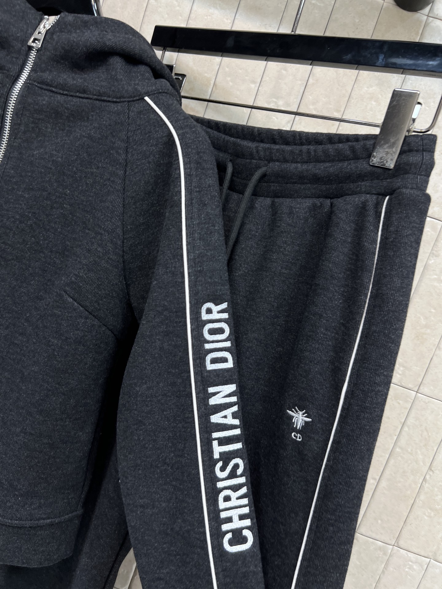 D家 25秋冬新款 字母织带运动休闲套装 一套休闲又时尚的运动套装 连帽拉链夹克+高腰双侧织带直筒裤 一