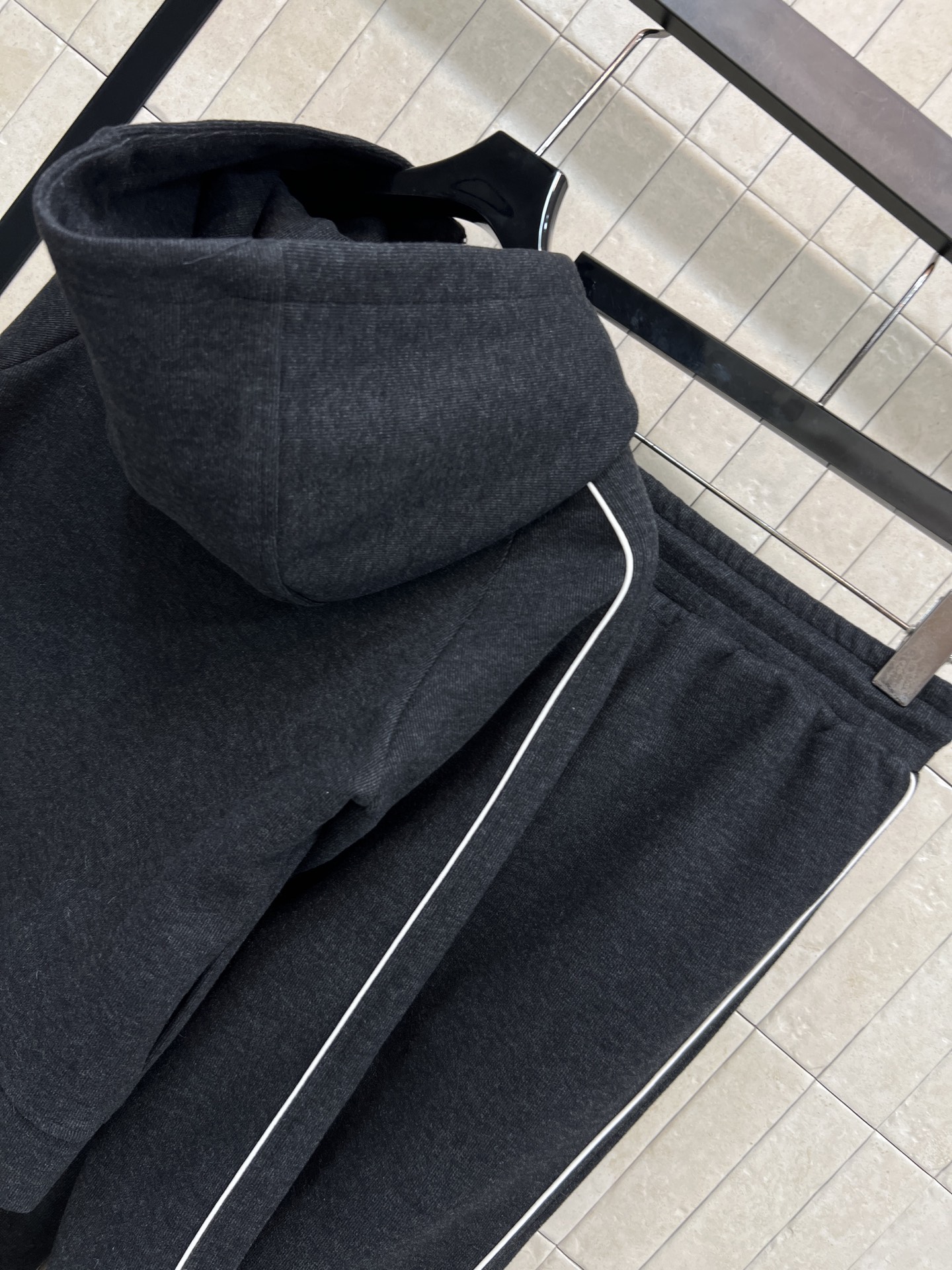 D家 25秋冬新款 字母织带运动休闲套装 一套休闲又时尚的运动套装 连帽拉链夹克+高腰双侧织带直筒裤 一