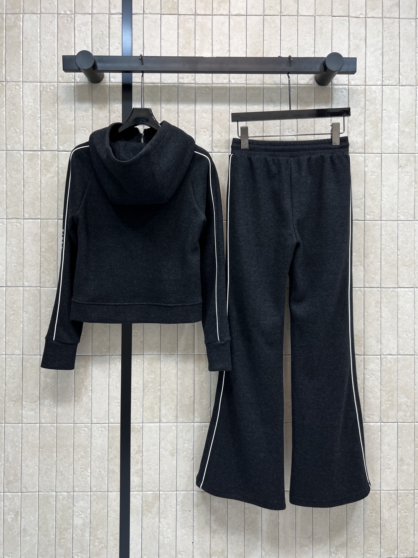 D家 25秋冬新款 字母织带运动休闲套装 一套休闲又时尚的运动套装 连帽拉链夹克+高腰双侧织带直筒裤 一