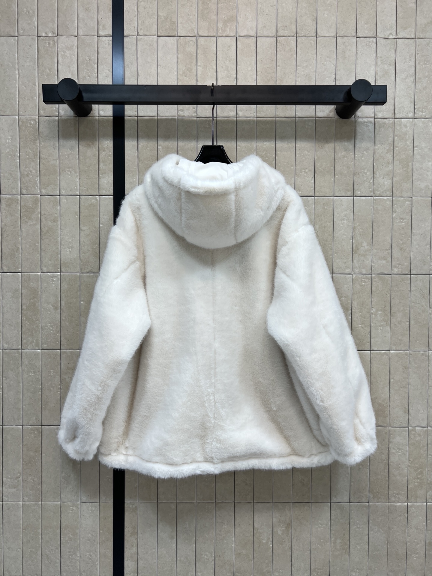 PD家 25秋冬新款 羊羔毛双面穿连帽外套 一衣两穿 一面是毛绒绒的环保毛面料 另一面是炫酷尼龙面料 可