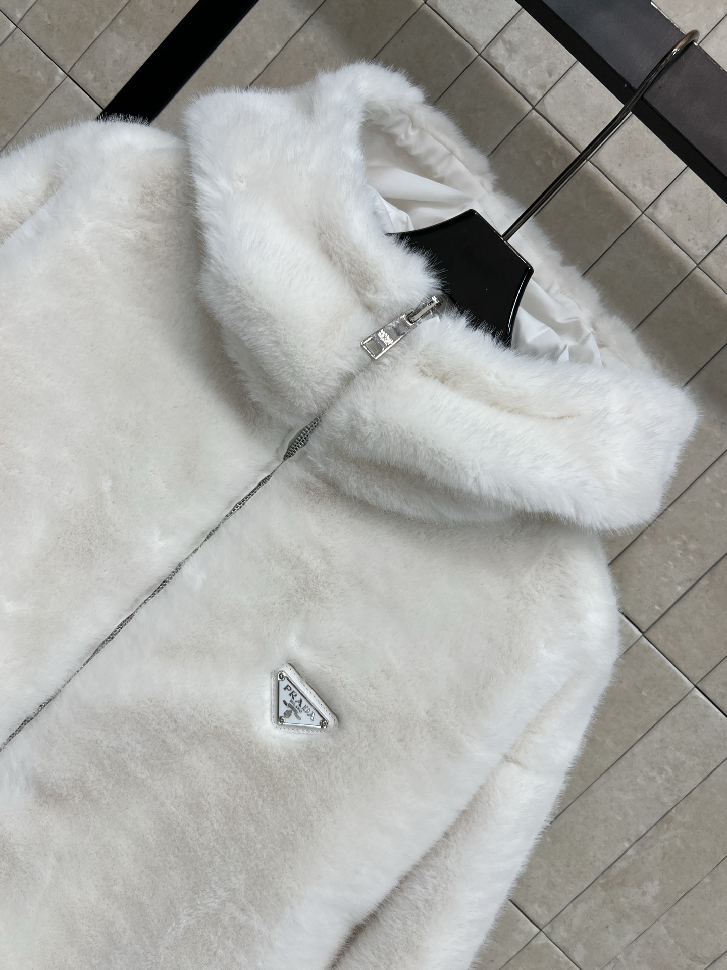 PD家 25秋冬新款 羊羔毛双面穿连帽外套 一衣两穿 一面是毛绒绒的环保毛面料 另一面是炫酷尼龙面料 可