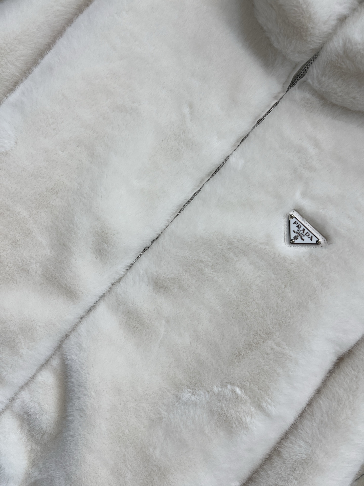 PD家 25秋冬新款 羊羔毛双面穿连帽外套 一衣两穿 一面是毛绒绒的环保毛面料 另一面是炫酷尼龙面料 可