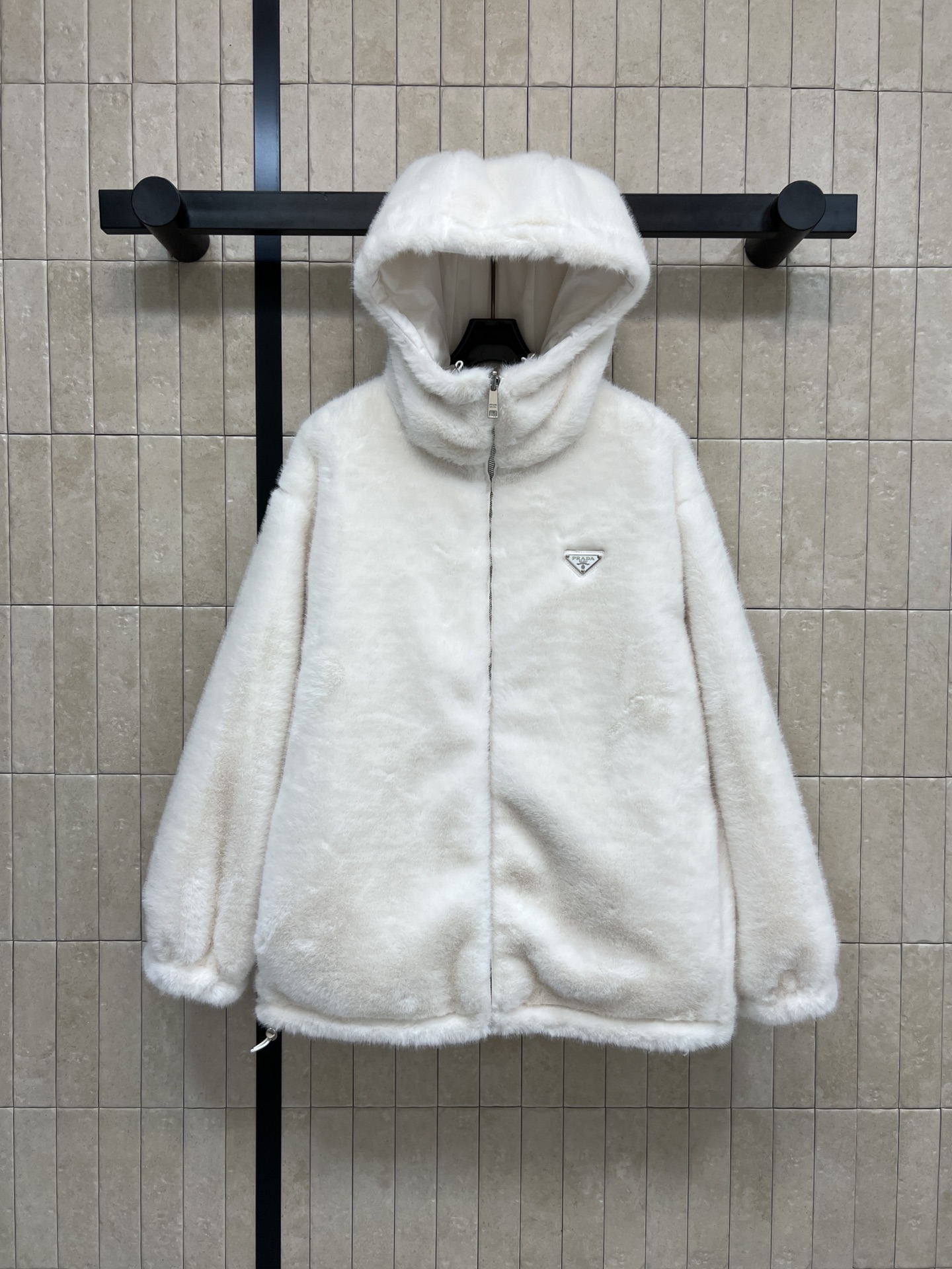 NO:658315,PD Home's 25 new autumn and winter style lamb wool reversible hooded jacket, one for two wears, one side is made of plush environmentally friendly wool fabric, the other side is made of cool nylon fabric, a handsome piece that can be sweet or salty, lazy casual shirt style, versatile and looks good with any outfit, plush texture with full girlish feel, classic triangle logo decoration on the chest pocket, super eye-catching and extra points, super comfortable to wear in autumn and winter, very elegant no matter how you wear it ~ casual or light luxury style  It can be easily controlled, fashionable and practical!  Two colors and three codes Size/S-M-L,,dior,jackets & coats,hats,alexander wang19860909PD家 25秋冬新款 羊羔毛双面穿连帽外套 一衣两穿 一面是毛绒绒的环保毛面料 另一面是炫酷尼龙面料 可甜可盐的帅气单品 慵懒休闲衬衣版型 百搭不挑人怎么搭都好看 毛绒绒质感满满的少女感 胸前口袋经典三角徽标装饰 超级吸睛加分 秋冬穿搭超舒适 怎么搭都很有气质～ 无论休闲还是轻奢风 都能轻松驾驭 时髦又实用！两色三码Size/S-M-L,,dior,jackets & coats,hats,alexander wang,Women's clothing