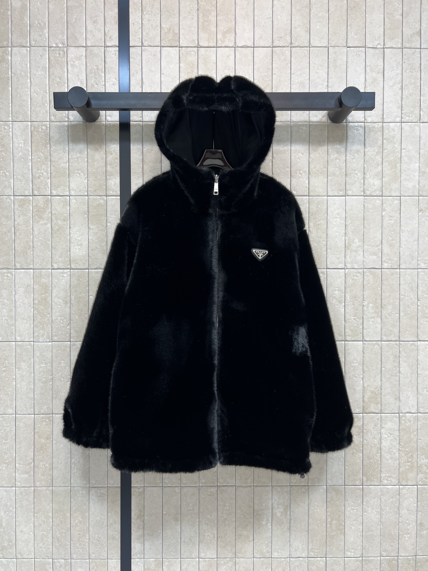 NO:658321,PD Home's 25 new autumn and winter style lamb wool reversible hooded jacket, one for two wears, one side is made of plush environmentally friendly wool fabric, the other side is made of cool nylon fabric, a handsome piece that can be sweet or salty, lazy casual shirt style, versatile and looks good with any outfit, plush texture with full girlish feel, classic triangle logo decoration on the chest pocket, super eye-catching and extra points, super comfortable to wear in autumn and winter, very elegant no matter how you wear it ~ casual or light luxury style  It can be easily controlled, fashionable and practical!  Two colors and three codes Size/S-M-L,,dior,jackets & coats,hats,alexander wang19860909PD家 25秋冬新款 羊羔毛双面穿连帽外套 一衣两穿 一面是毛绒绒的环保毛面料 另一面是炫酷尼龙面料 可甜可盐的帅气单品 慵懒休闲衬衣版型 百搭不挑人怎么搭都好看 毛绒绒质感满满的少女感 胸前口袋经典三角徽标装饰 超级吸睛加分 秋冬穿搭超舒适 怎么搭都很有气质～ 无论休闲还是轻奢风 都能轻松驾驭 时髦又实用！两色三码Size/S-M-L,,dior,jackets & coats,hats,alexander wang,Women's clothing