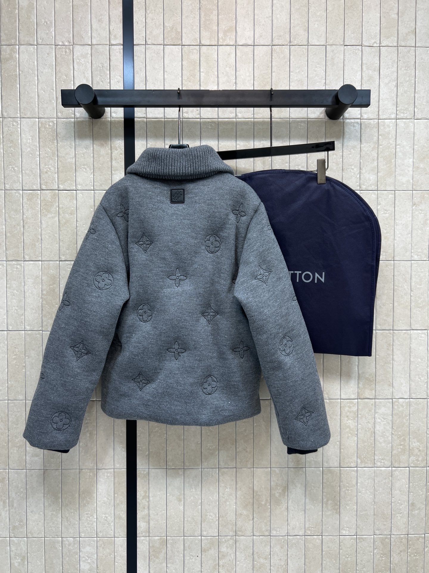 L家 25秋冬新款 老花绗缝羊毛针织夹克采用高品质羊毛 柔软又保暖 秋冬穿超合适！灰色主色调+经典老花提