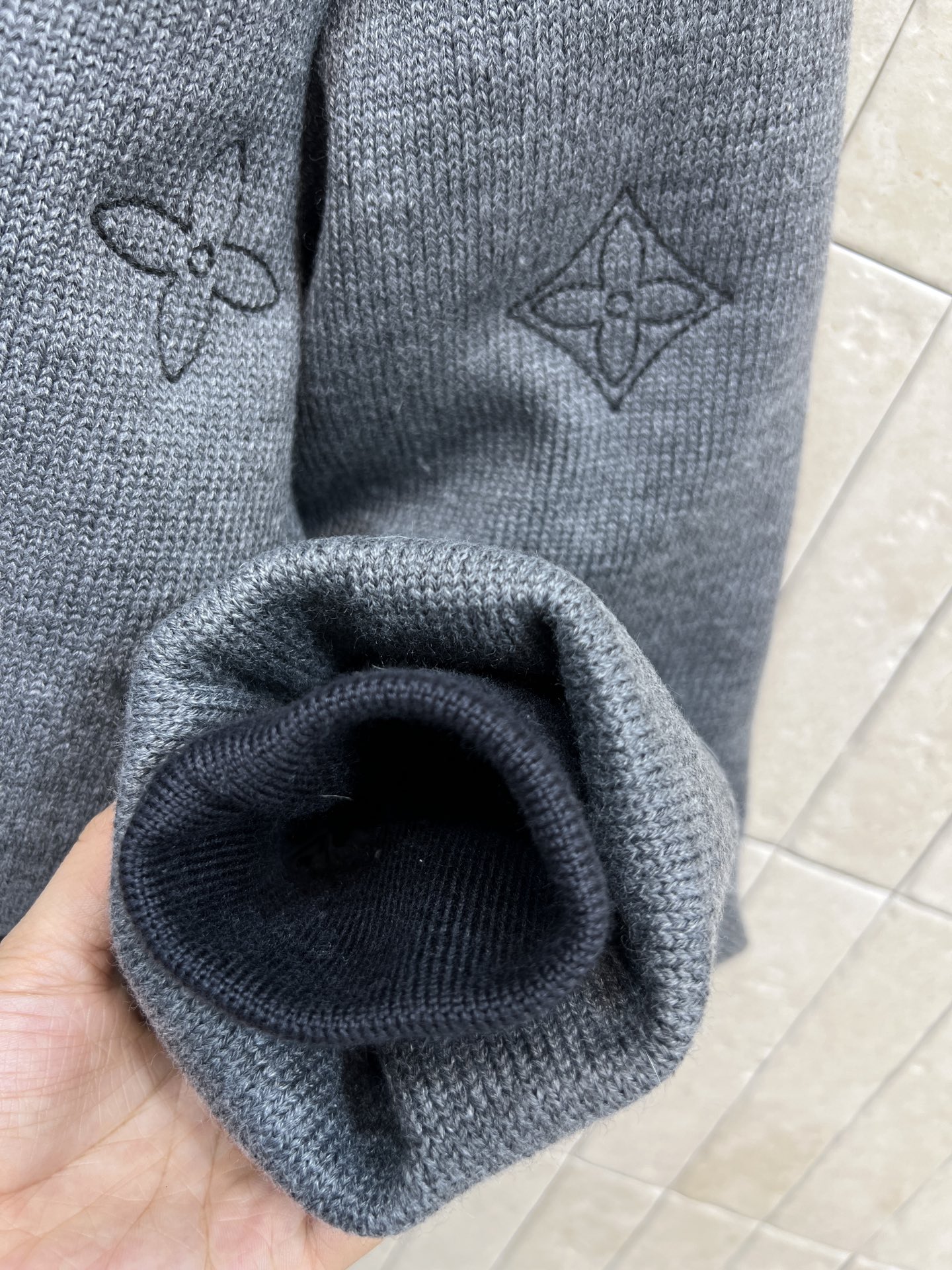 L家 25秋冬新款 老花绗缝羊毛针织夹克采用高品质羊毛 柔软又保暖 秋冬穿超合适！灰色主色调+经典老花提