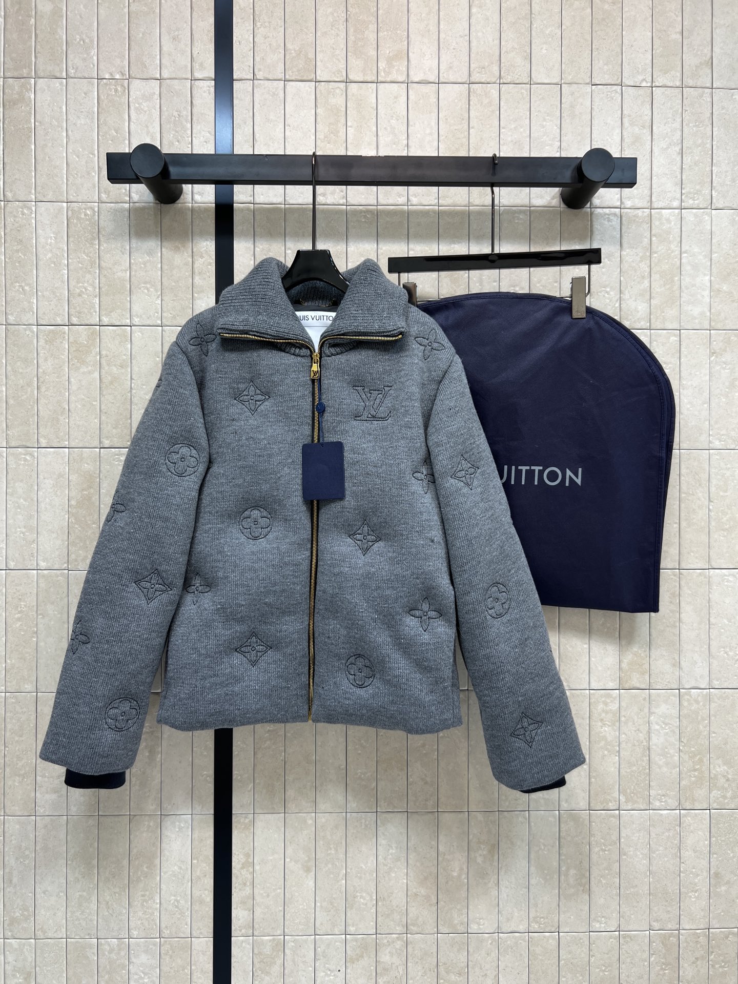 NO:658327,L's new autumn and winter 25 presbyopia quilted wool knitted jacket is made of high-quality wool, soft and warm, perfect for autumn and winter!  Gray main color + classic old flower jacquard, low-key and recognizable, zipper opening + practical pockets, exquisite details, both fashionable and functional, easy to control for leisure or outdoor, luxurious and practical!  Delivery dust bag, one color, three sizes Size/S-M-L,,louis vuitton,jackets & coats,alexander wang19860909L家 25秋冬新款 老花绗缝羊毛针织夹克采用高品质羊毛 柔软又保暖 秋冬穿超合适！灰色主色调+经典老花提花 低调又有辨识度 拉链开合+实用口袋 细节精致 时尚与功能兼备 休闲或户外都能轻松驾驭 奢华实用两不误！配送防尘袋 一色三码 Size/S-M-L,,louis vuitton,jackets & coats,alexander wang,Women's clothing