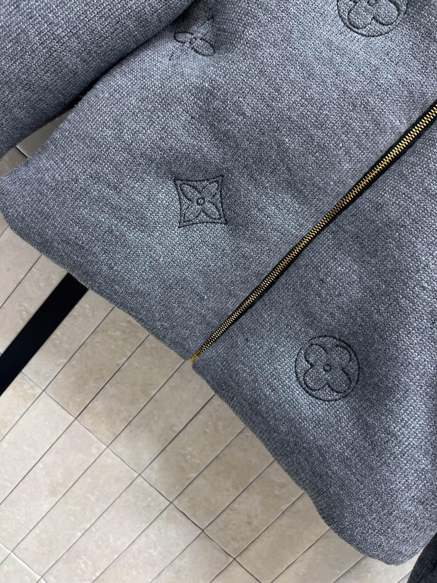 L家 25秋冬新款 老花绗缝羊毛针织夹克采用高品质羊毛 柔软又保暖 秋冬穿超合适！灰色主色调+经典老花提