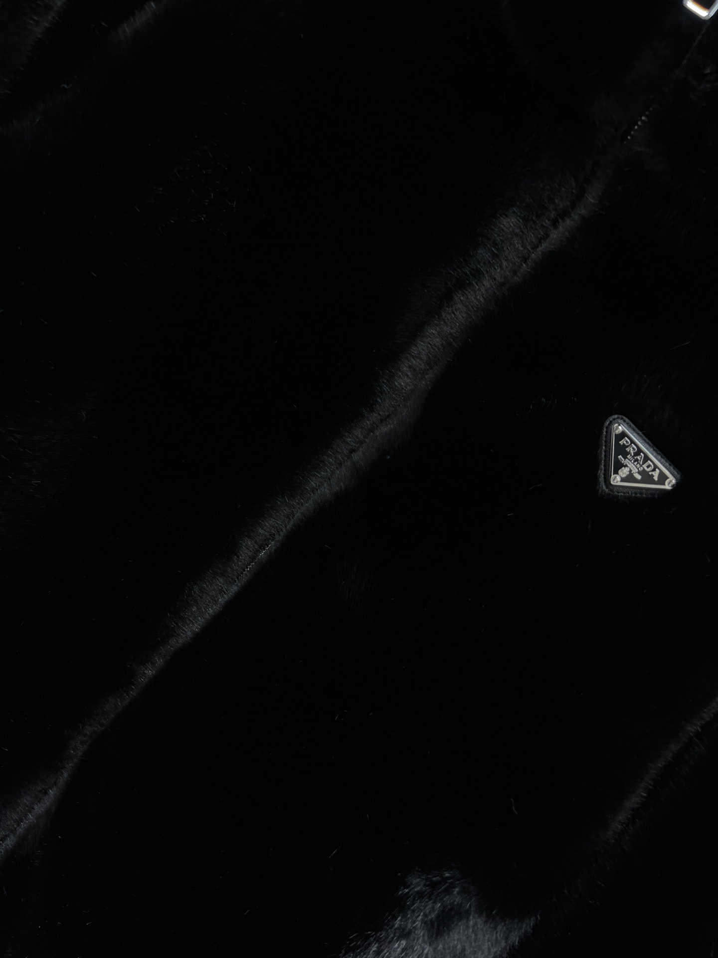 PD家 25秋冬新款 羊羔毛双面穿连帽外套 一衣两穿 一面是毛绒绒的环保毛面料 另一面是炫酷尼龙面料 可