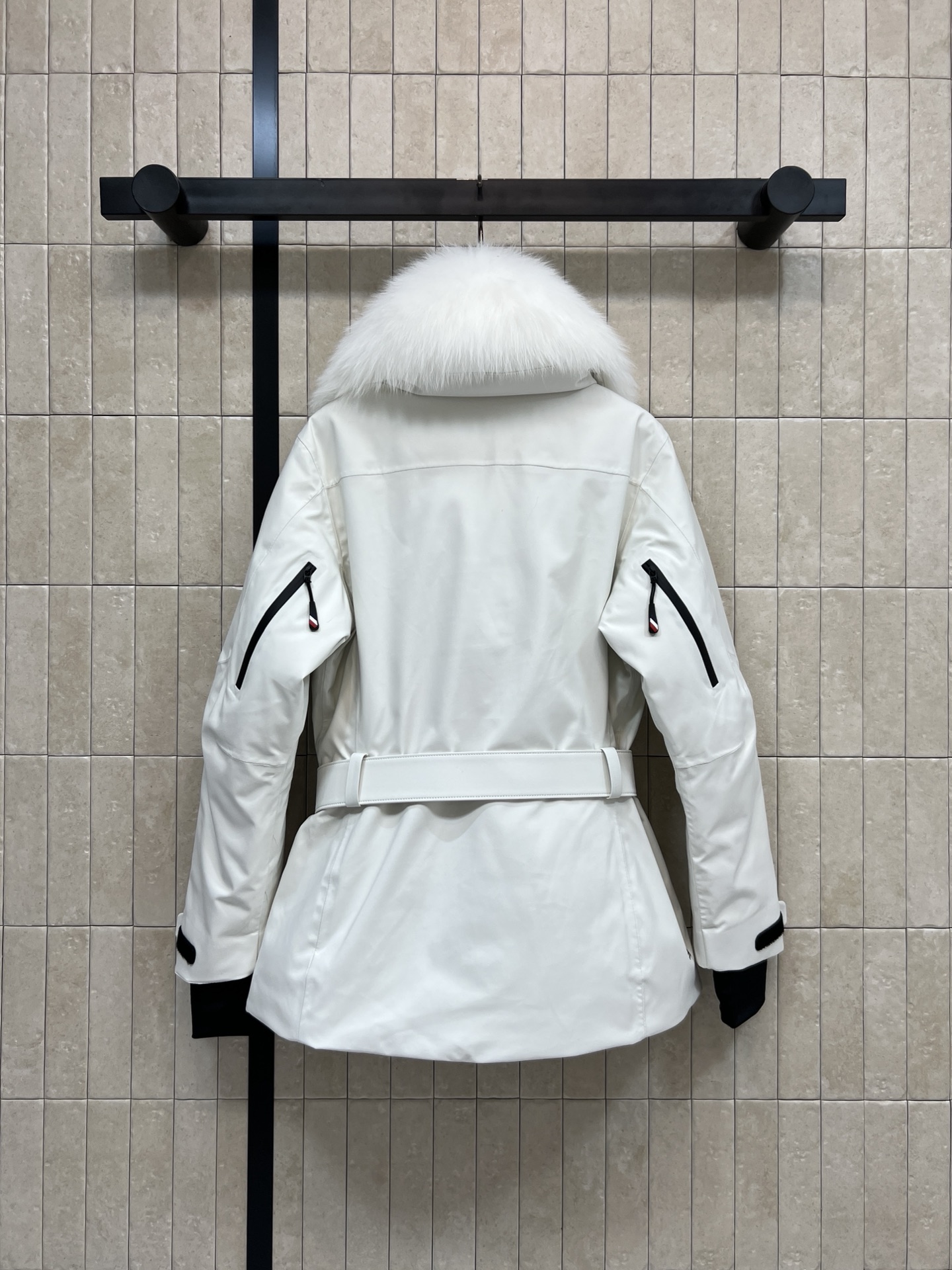 MO家 25秋冬新款 翻领收腰滑雪服外套 标志性大毛领+同色皮革腰带 轻松收束腰身 显瘦又有型！裁自富有