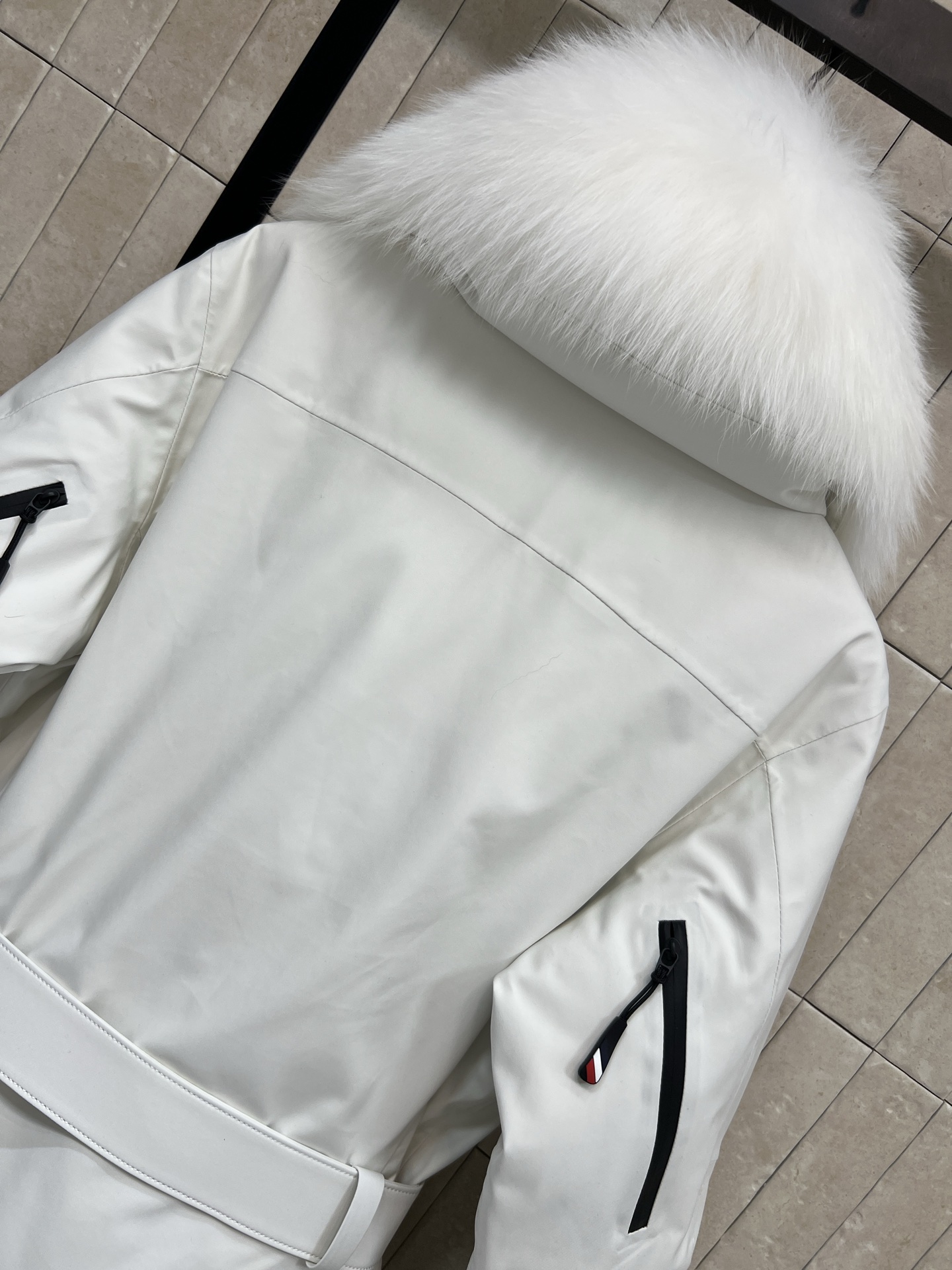 MO家 25秋冬新款 翻领收腰滑雪服外套 标志性大毛领+同色皮革腰带 轻松收束腰身 显瘦又有型！裁自富有