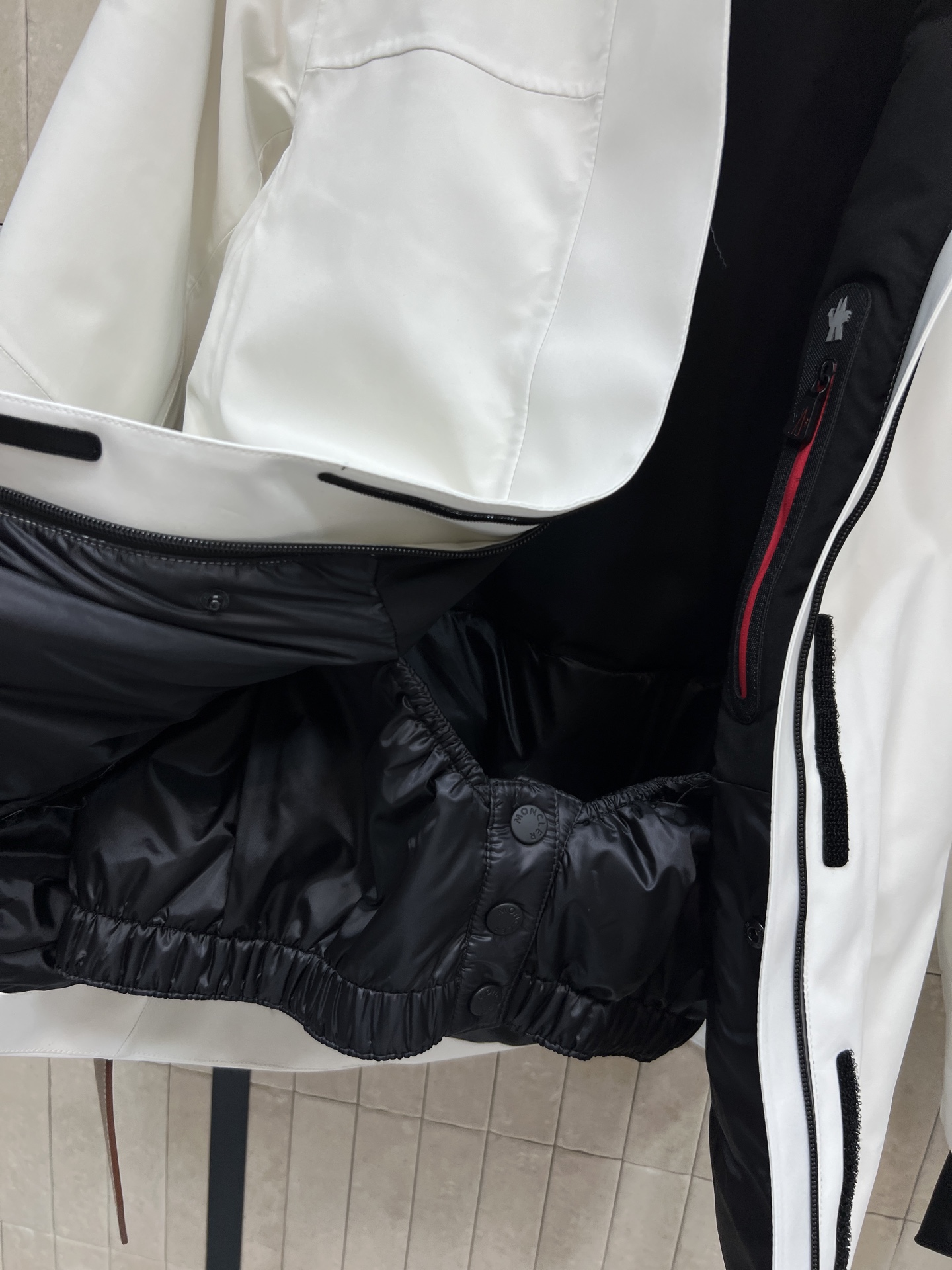 MO家 25秋冬新款 翻领收腰滑雪服外套 标志性大毛领+同色皮革腰带 轻松收束腰身 显瘦又有型！裁自富有