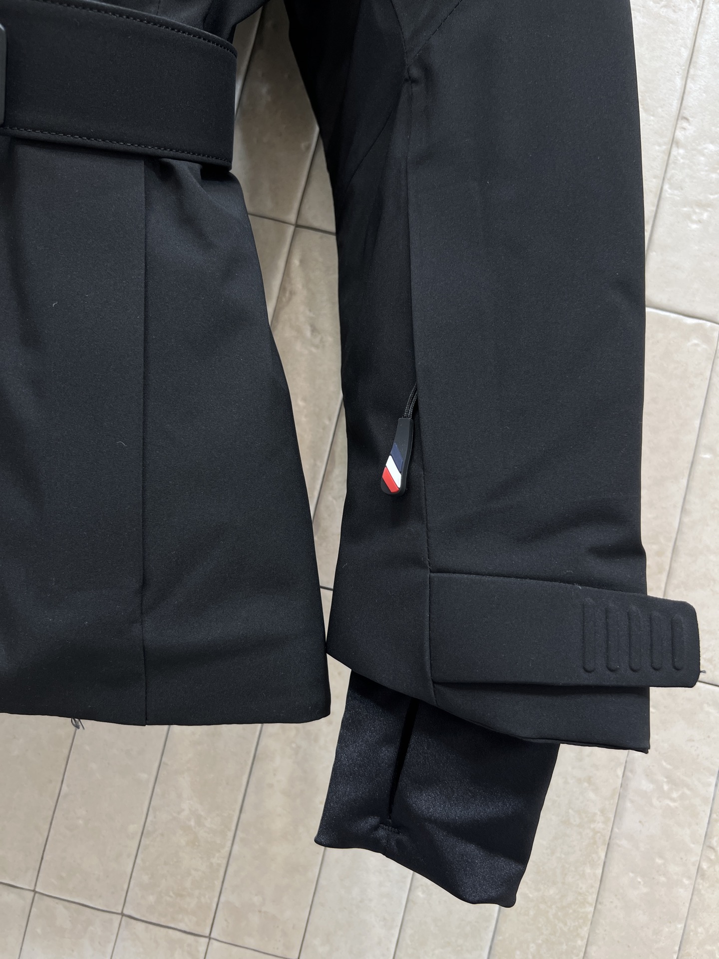 MO家 25秋冬新款 翻领收腰滑雪服外套 标志性大毛领+同色皮革腰带 轻松收束腰身 显瘦又有型！裁自富有