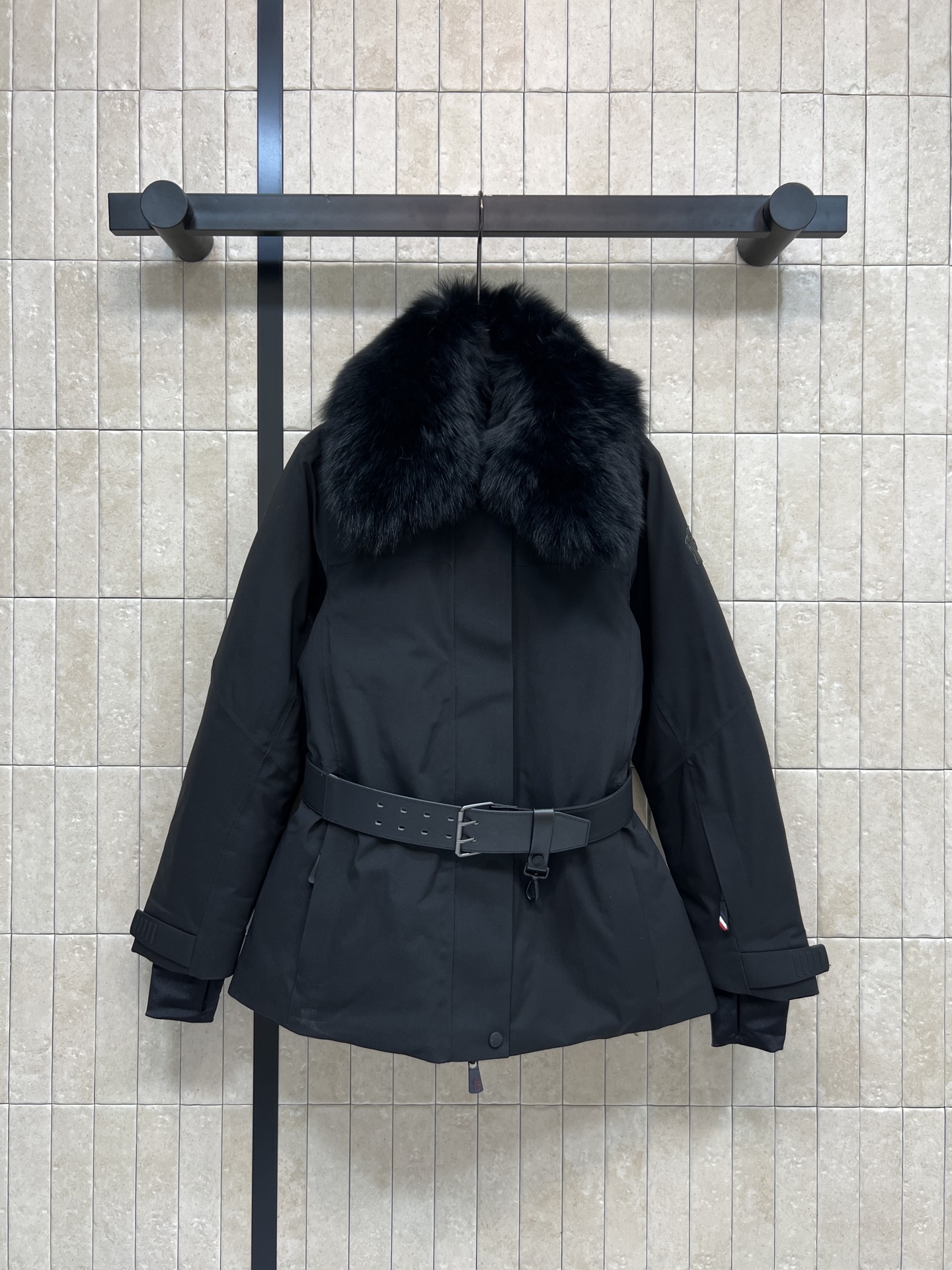 MO家 25秋冬新款 翻领收腰滑雪服外套 标志性大毛领+同色皮革腰带 轻松收束腰身 显瘦又有型！裁自富有