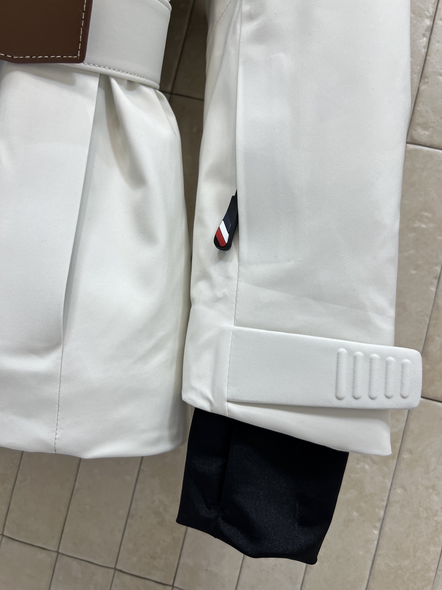 MO家 25秋冬新款 翻领收腰滑雪服外套 标志性大毛领+同色皮革腰带 轻松收束腰身 显瘦又有型！裁自富有