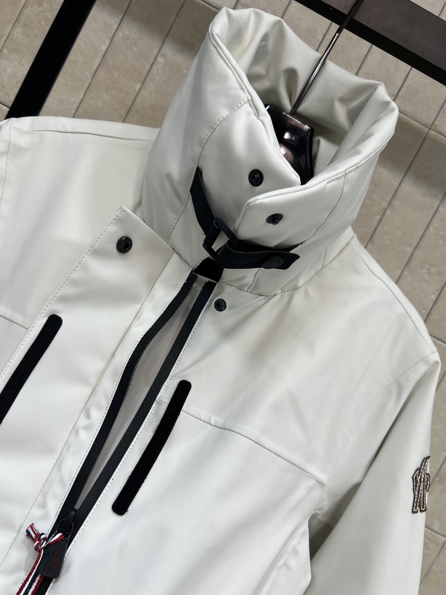 MO家 25秋冬新款 翻领收腰滑雪服外套 标志性大毛领+同色皮革腰带 轻松收束腰身 显瘦又有型！裁自富有