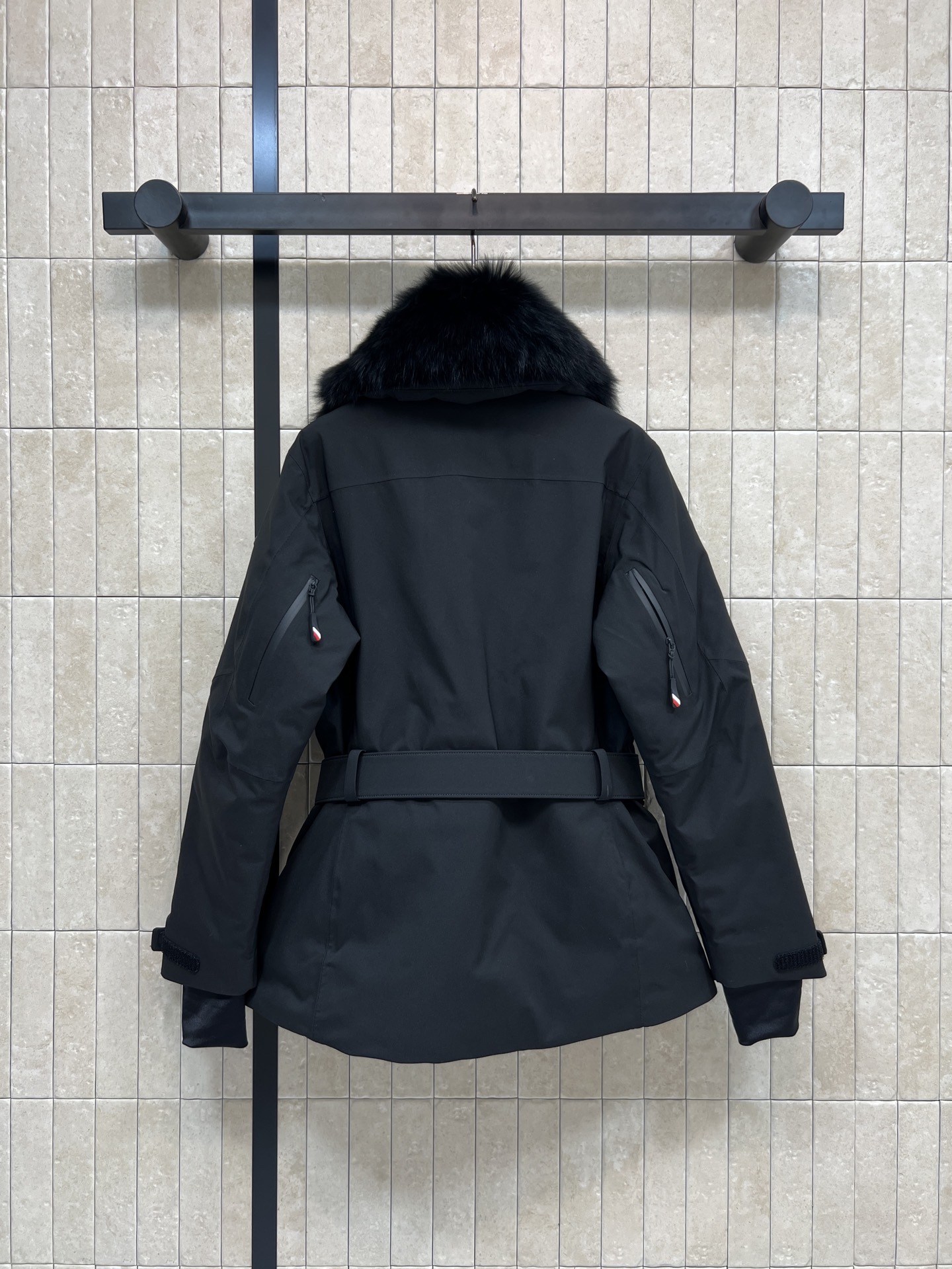 MO家 25秋冬新款 翻领收腰滑雪服外套 标志性大毛领+同色皮革腰带 轻松收束腰身 显瘦又有型！裁自富有